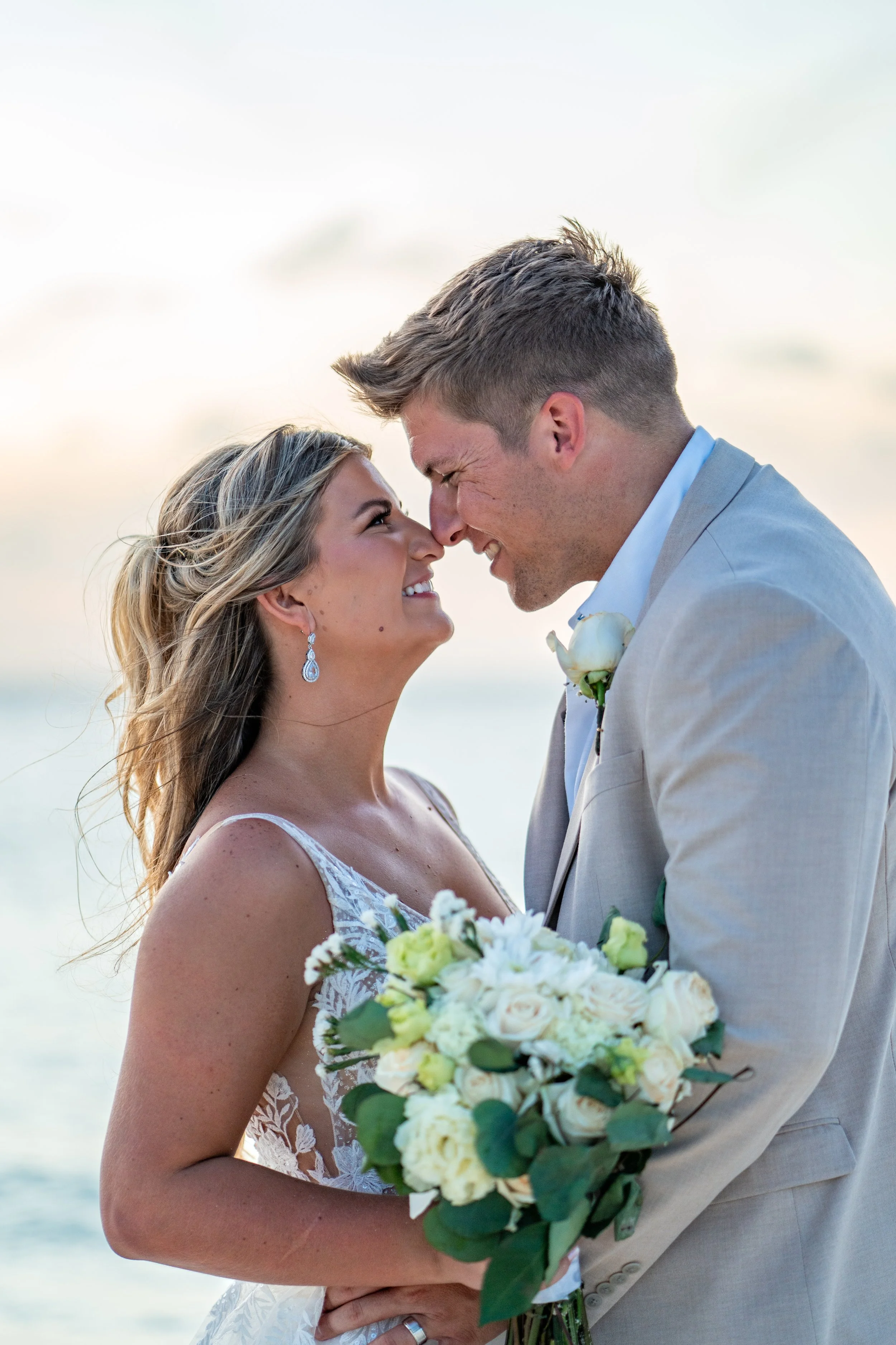 Creative Outdoor Poses for Wedding Picture Ideas