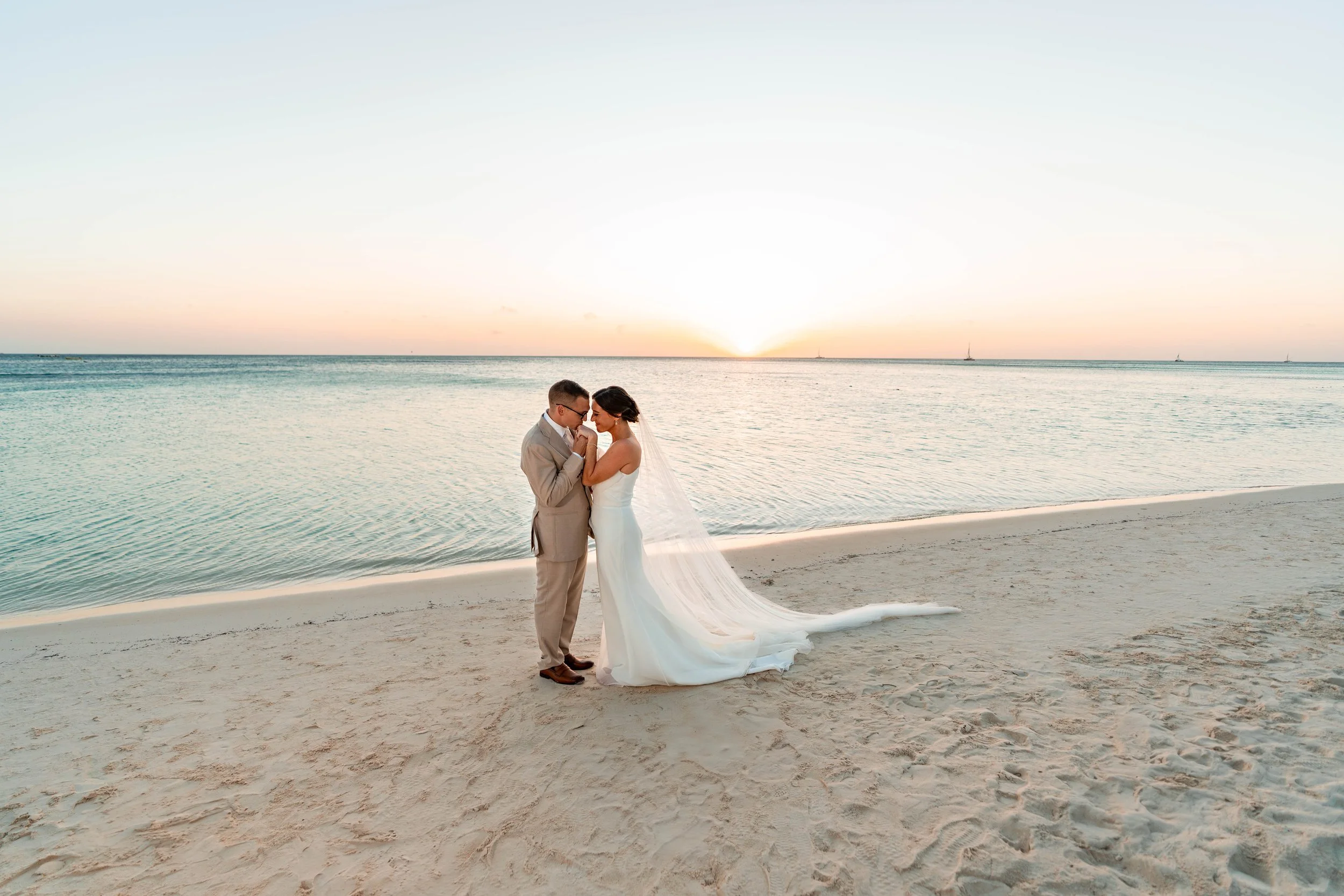 Best Golden Hour Tips for Sunset Wedding Pictures