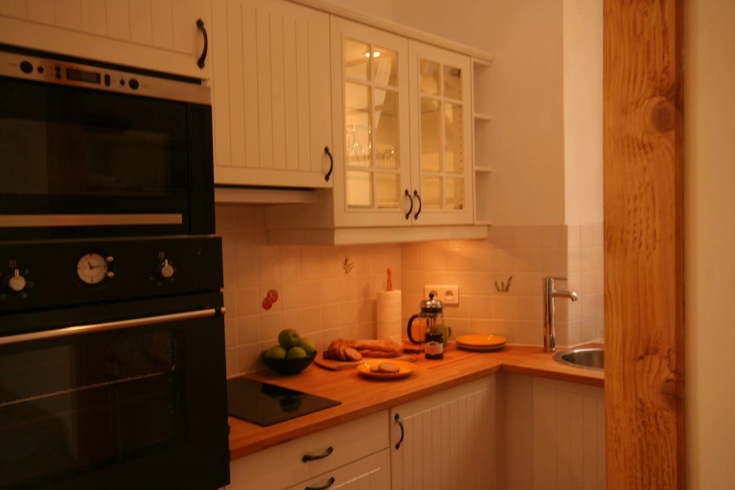 Studio kitchen 1.JPG