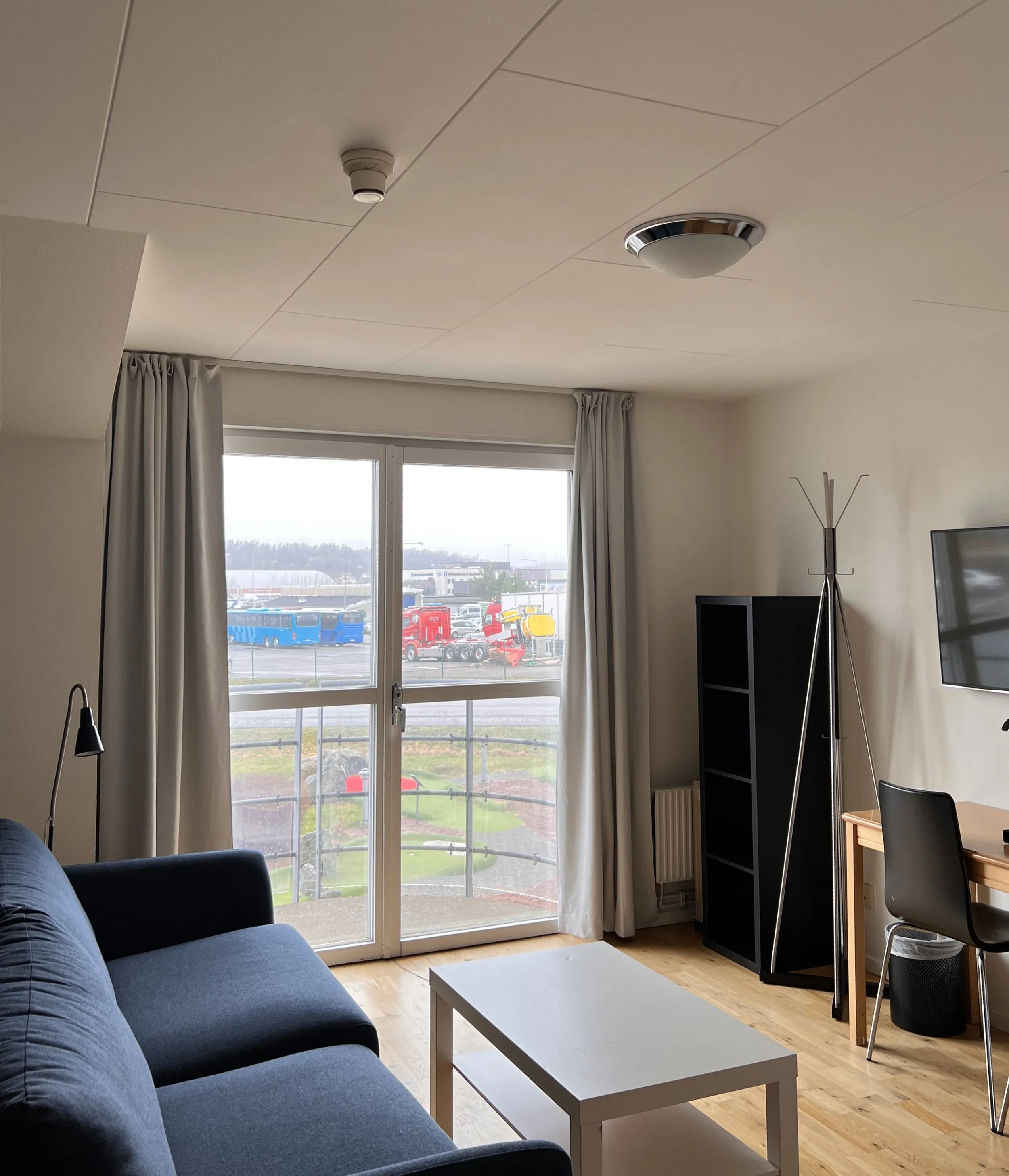 Ny blå soffa med skrivbord.jpg