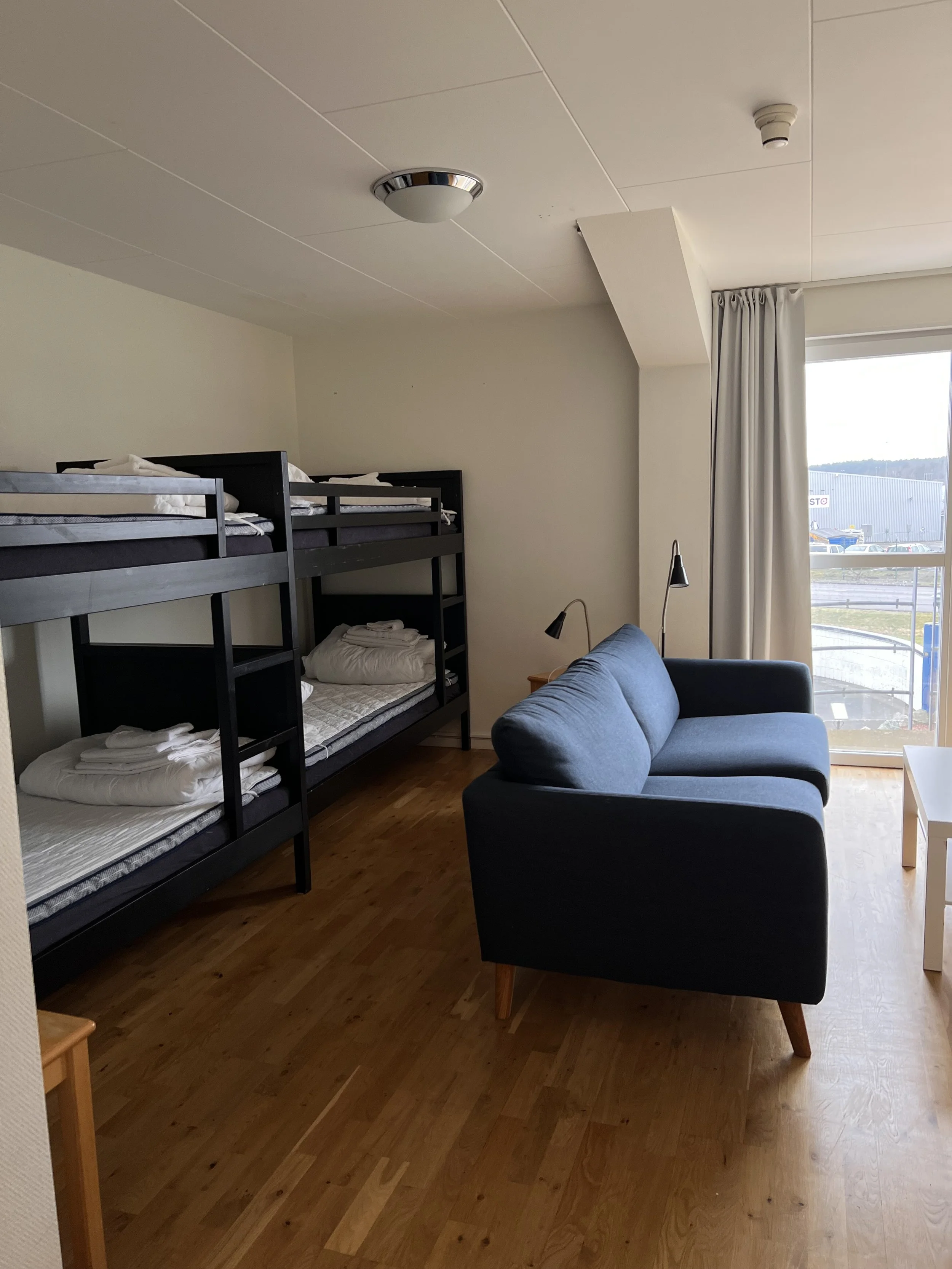 blå soffa två vån.jpg