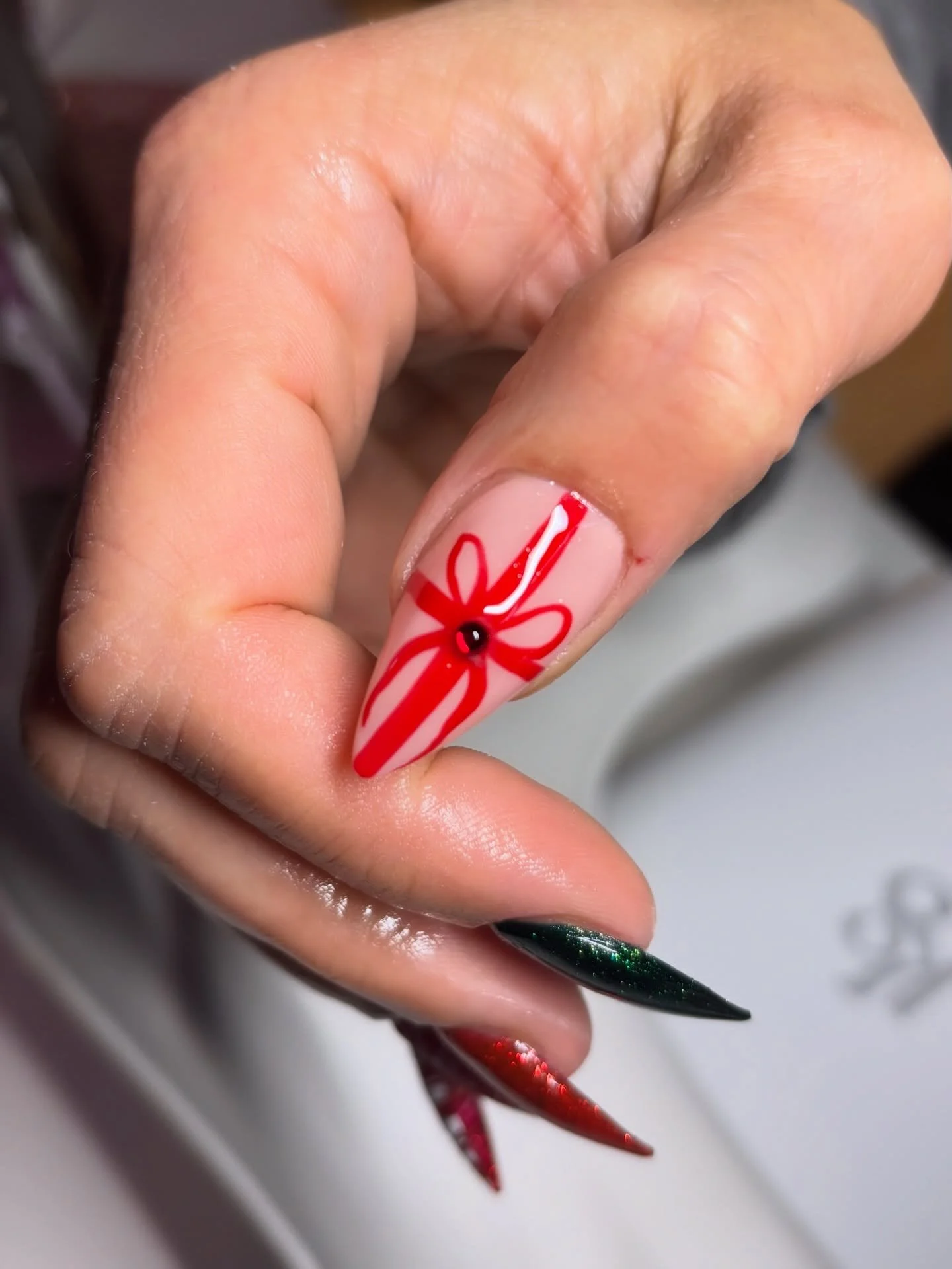 One hand said Merry Christmas 🎄
The other said see you next year ✨🥂

Service: GelX Full Set in Medium Stiletto

Festive reds, candy cane stripes, snowflakes, emerald + gold sparkle to ring in the New Year &mdash; because why choose just one vibe wh