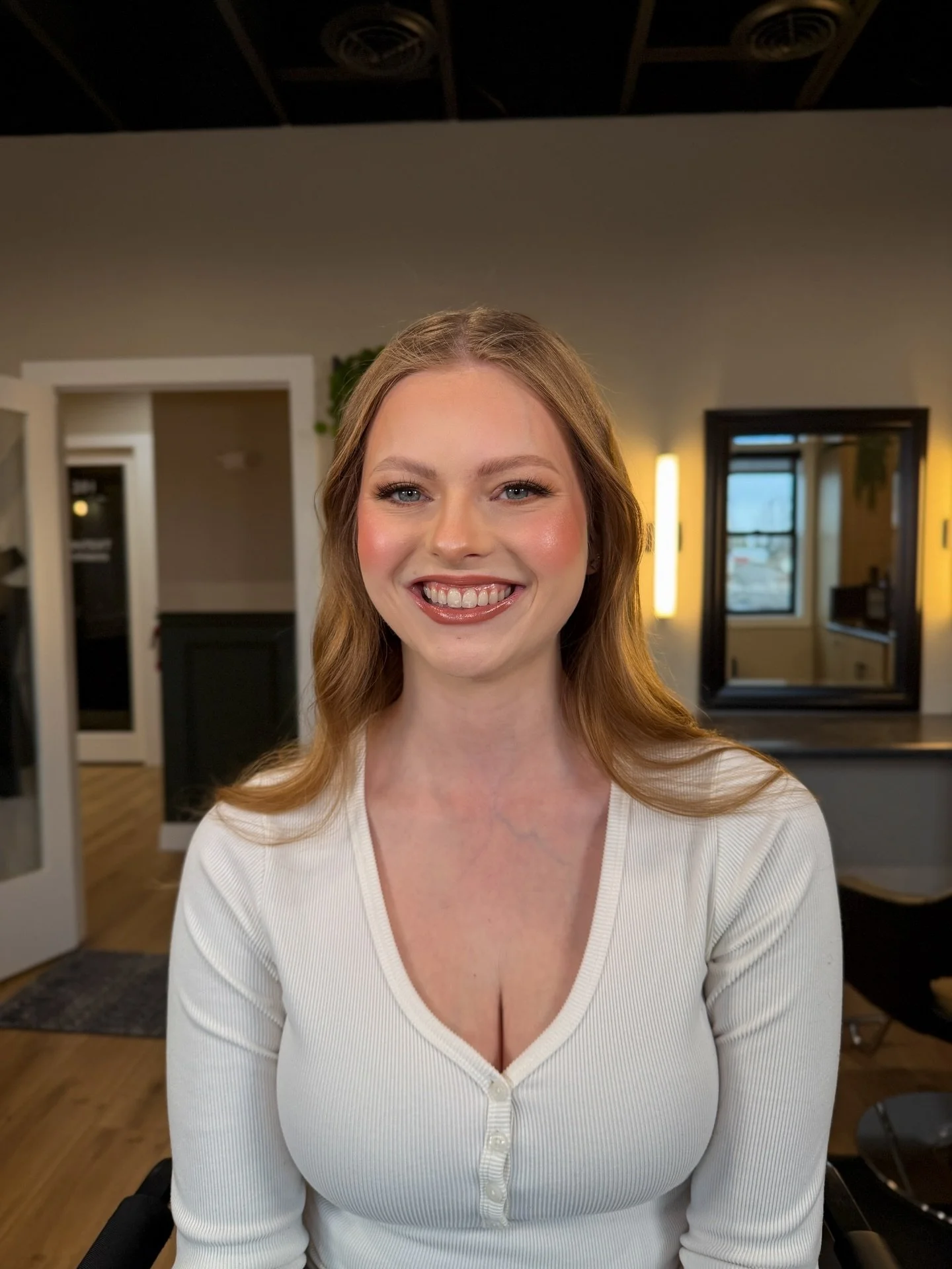 Glowy Glam on Janae (@missbondgal). Glowy &amp; peachy ✨