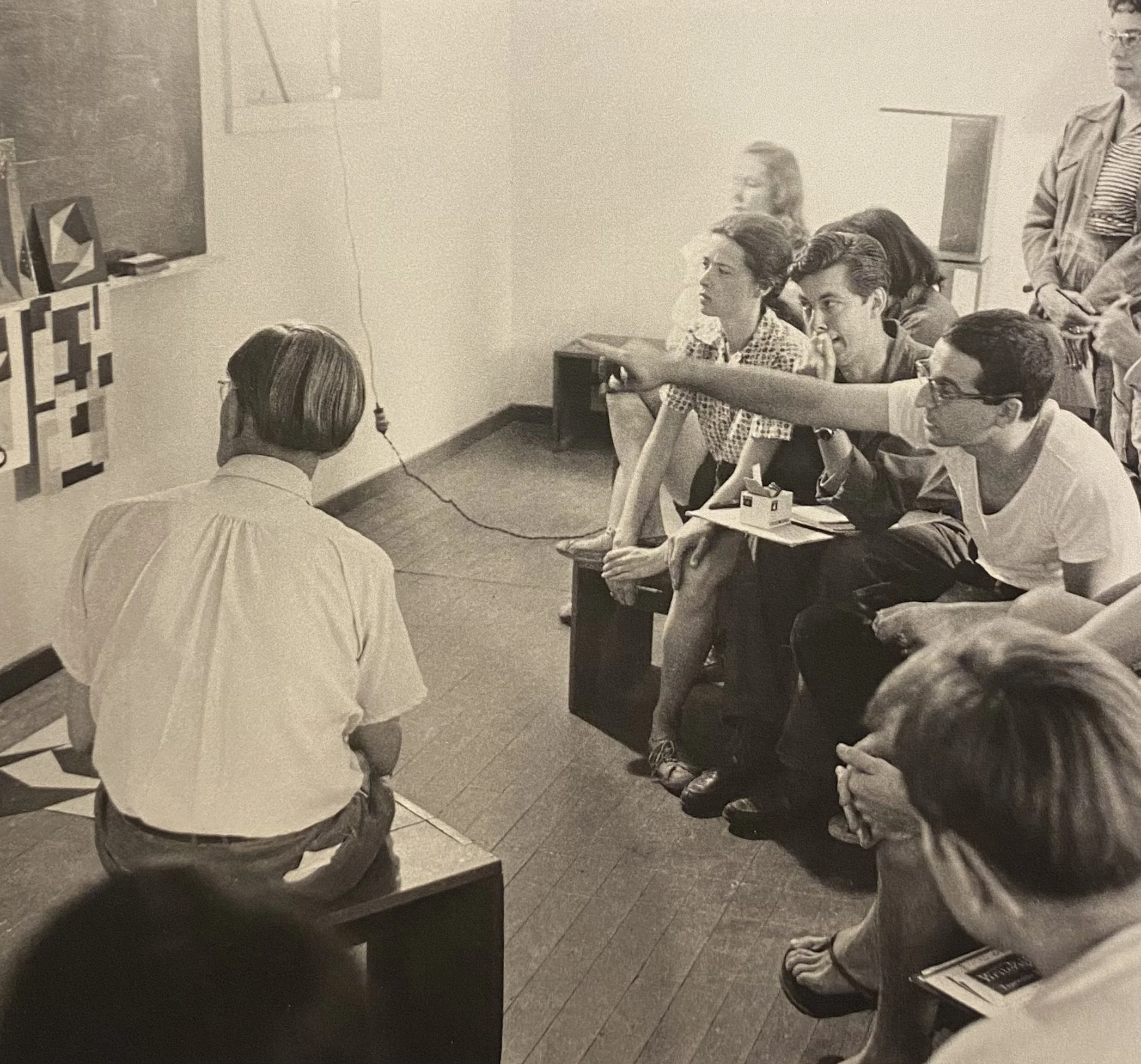 Sewell Sillman pointing in Josef Albers's class at Black Mountain College, 1948. Photo: Clemens Kalischer. Courtesy Florence Griswold Museum.