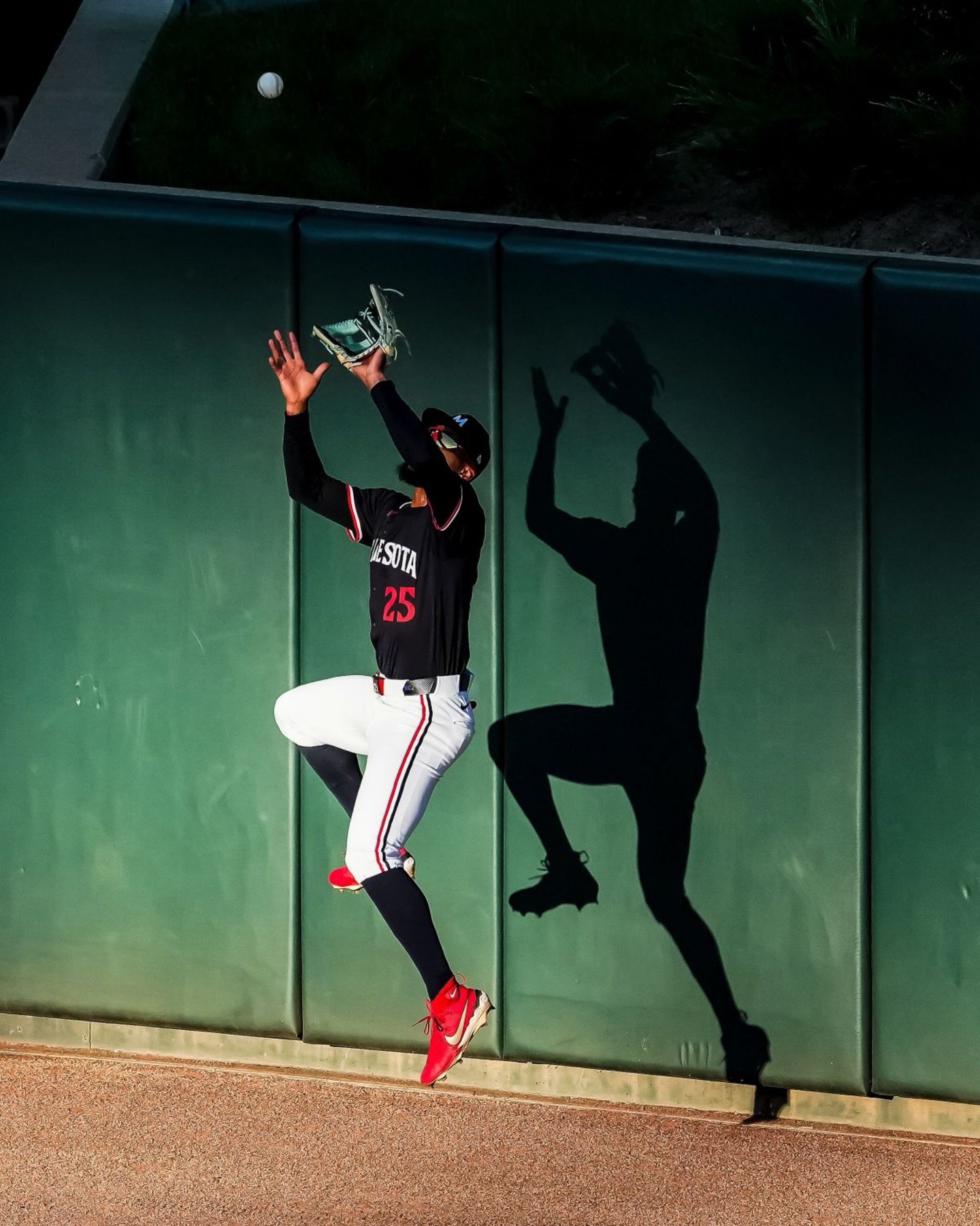Team Photographer Portfolio &bull; WINNER - Brace Hemmelgarn @bracehemmelgarn 

Honorable Mentions:
Carrie Giordano, @dodgers - @carriegphoto 
Bailey McClean, @bluejays - @baileymphotographer 
Rachel O&rsquo;Driscoll, @redsox - @_rachelodriscoll 

Ga