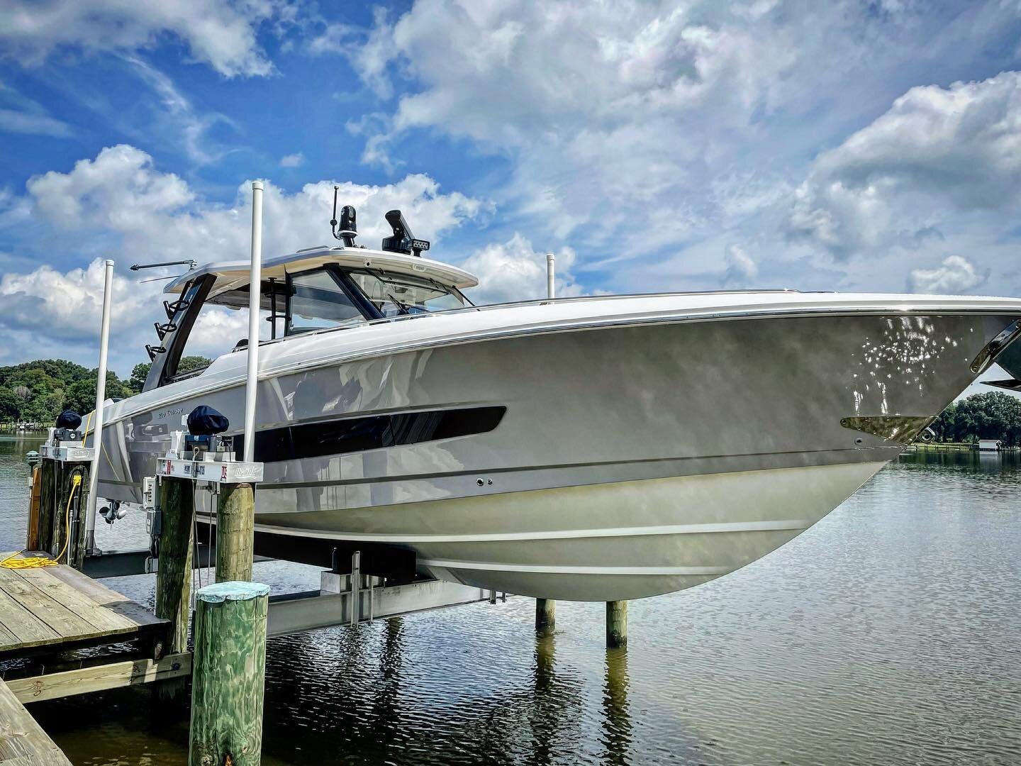 #bostonwhaler 420 outrage #chesapeakeboatlifts