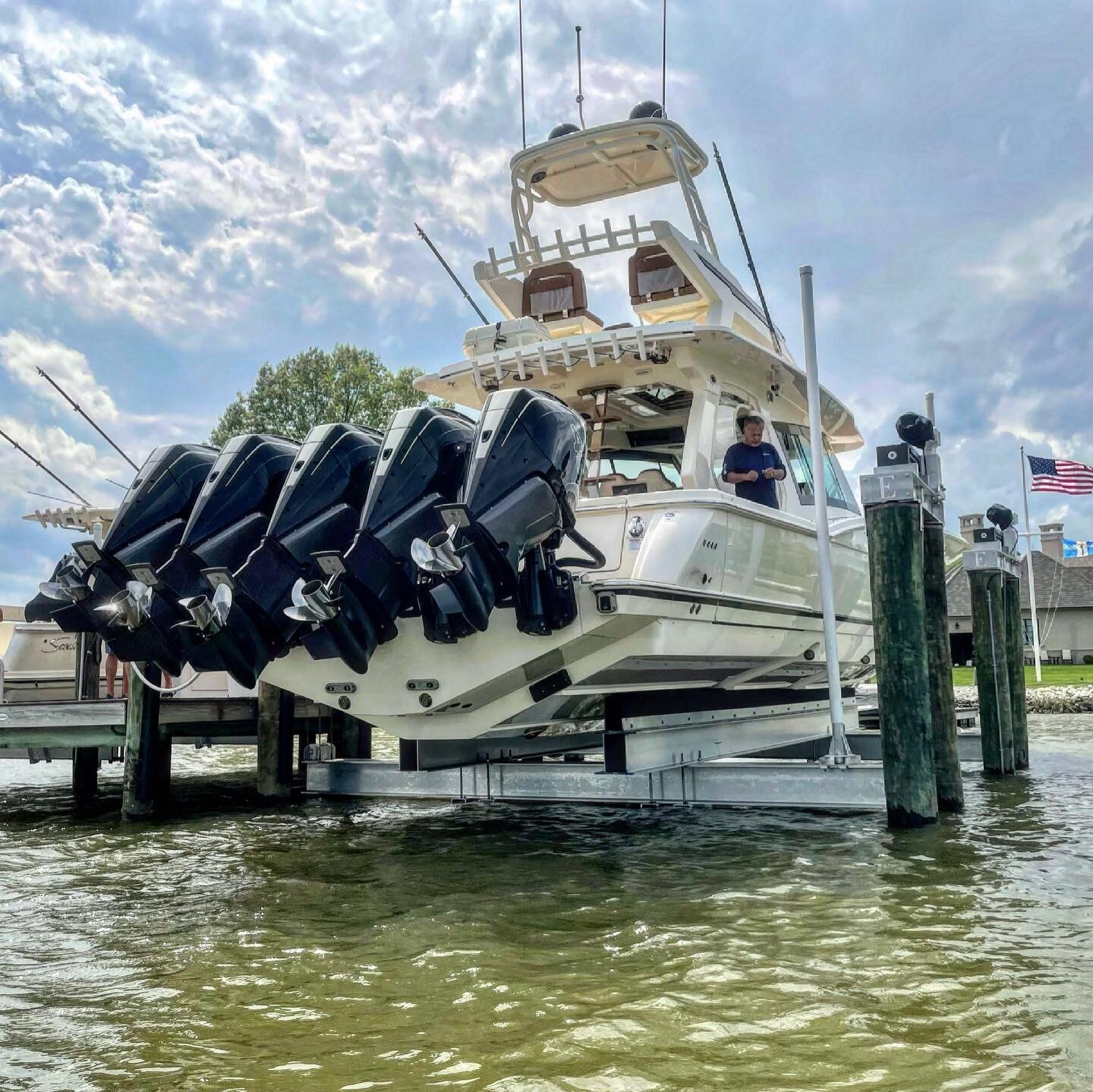 Scout 530 LXF on a 60K 🇺🇸 #scoutboats #chesapeakeboatlifts