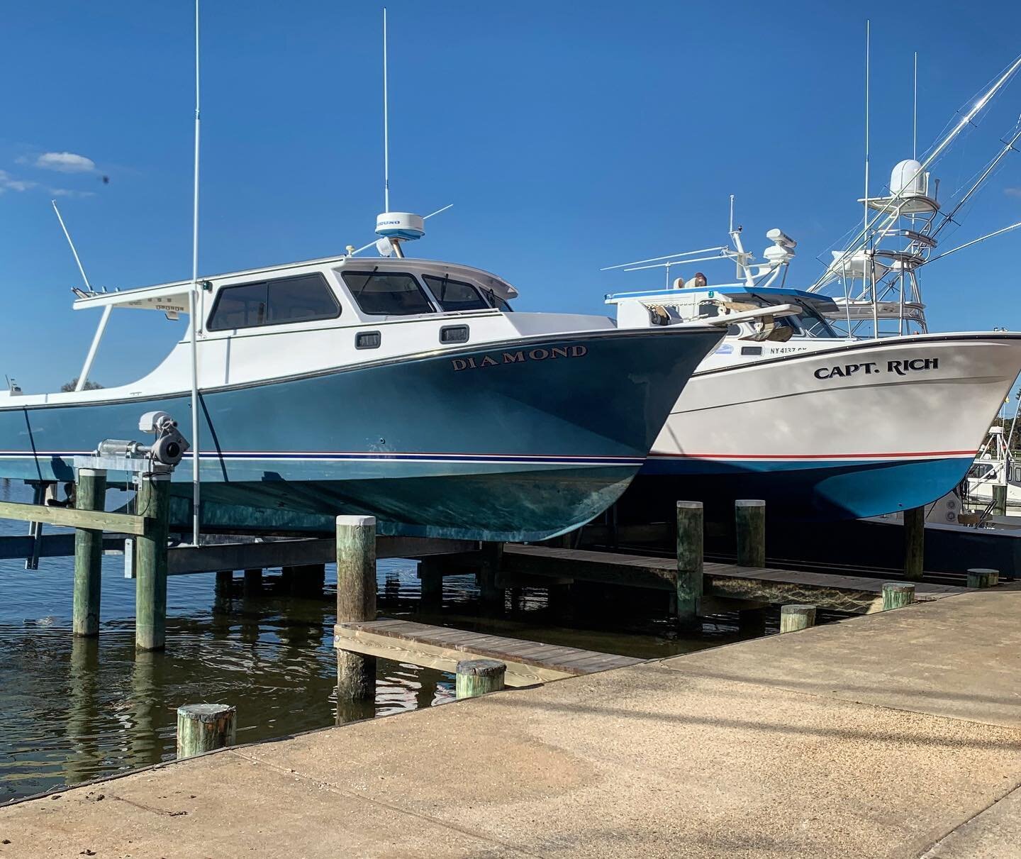 Had to put the Provincial 45 next to the Jones 42 💥 #chesapeakeboatlifts #marineconstruction #boatlift