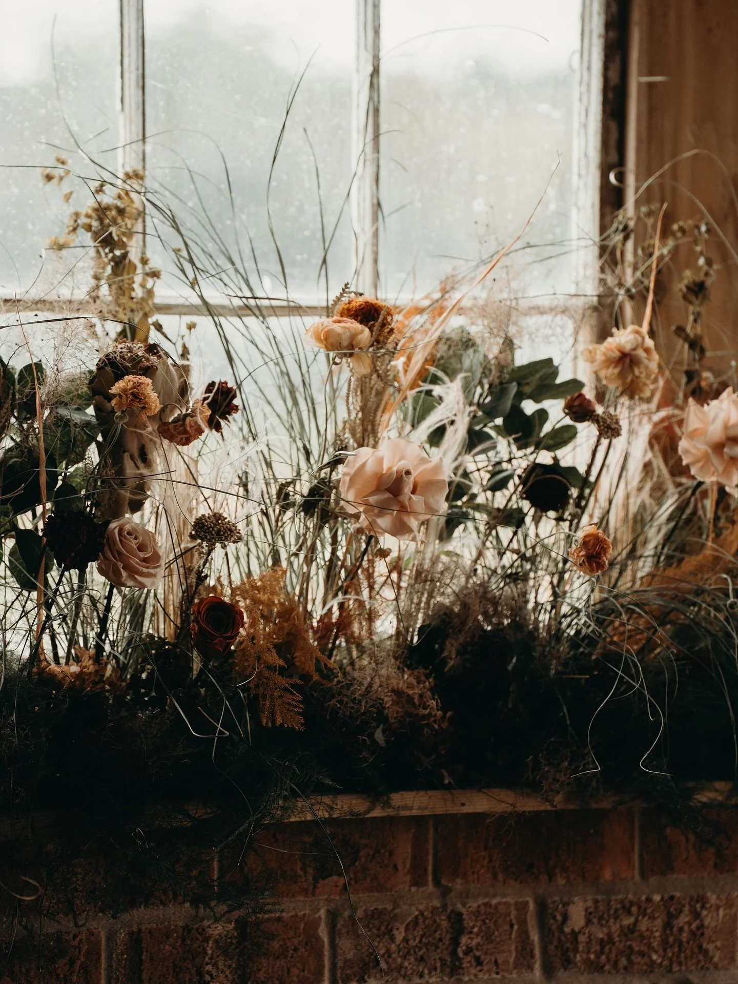 Details ๐พ๐
My designs are always wild and full of texture but always tailored to you and your personality ๐ค
I’ll always like to get to know my nearly-weds to ensure their florals feel like them! I loved creating these pieces for Beth &