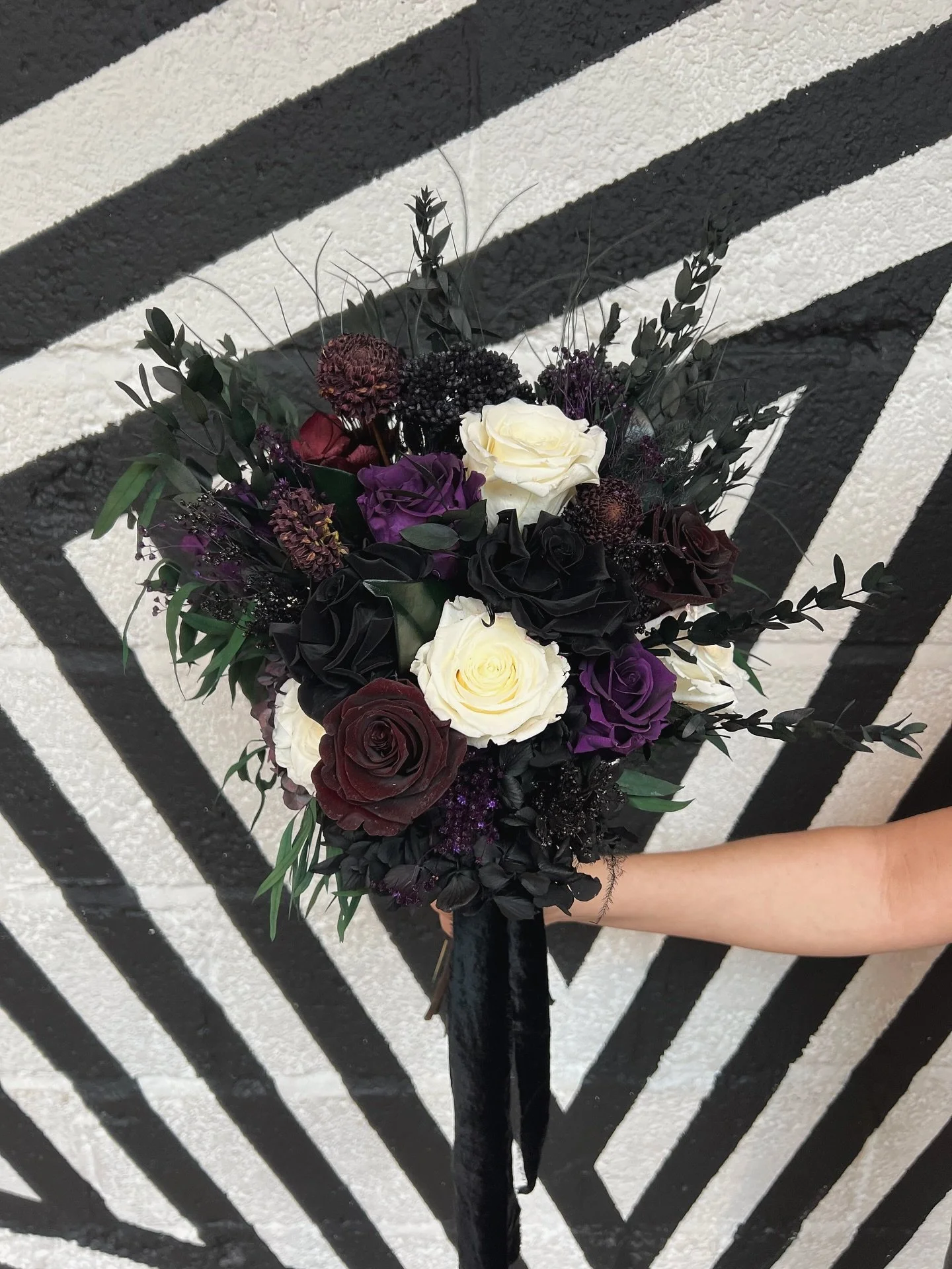For beautiful Rohanne ๐ค๐
Dark & moody with a little pop of ivory ๐ฎ‍๐จ Thanks to that wall at @shackrevolution for being a paid actor for this colour palette ๐๐ผ
So much more to share from this beautiful day ๐ค
#driedweddingflowers #lux