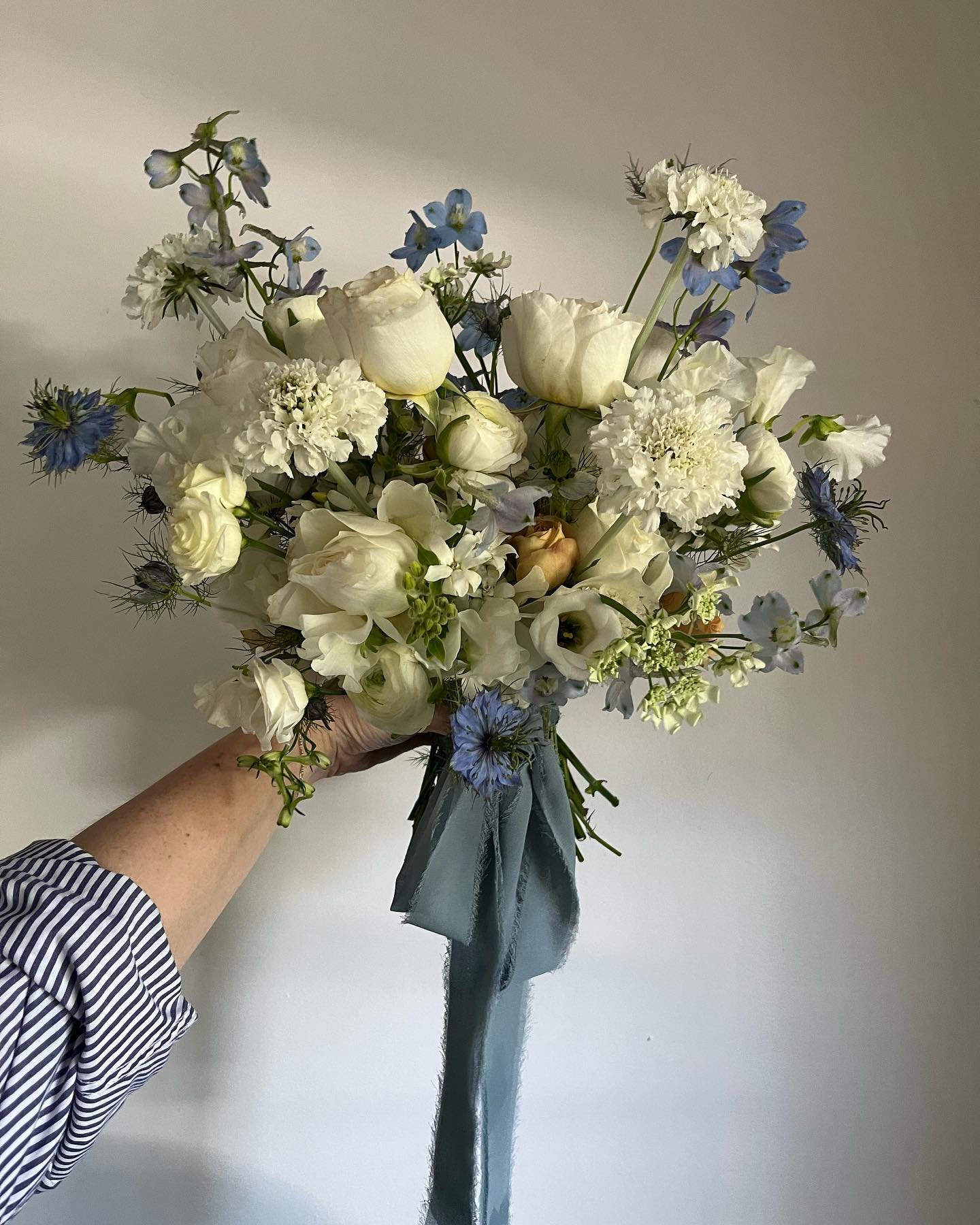 as someone who eloped herself, I love an elopement bride 💙

#florist #flowersofinstagram #bouquetsofinstagram #bridalbouquet #elopement #bouquet #bridesofinstagram #eventflorist #visualdesign #bouquetinspo #flowerinspiration #design #porchflowers #n