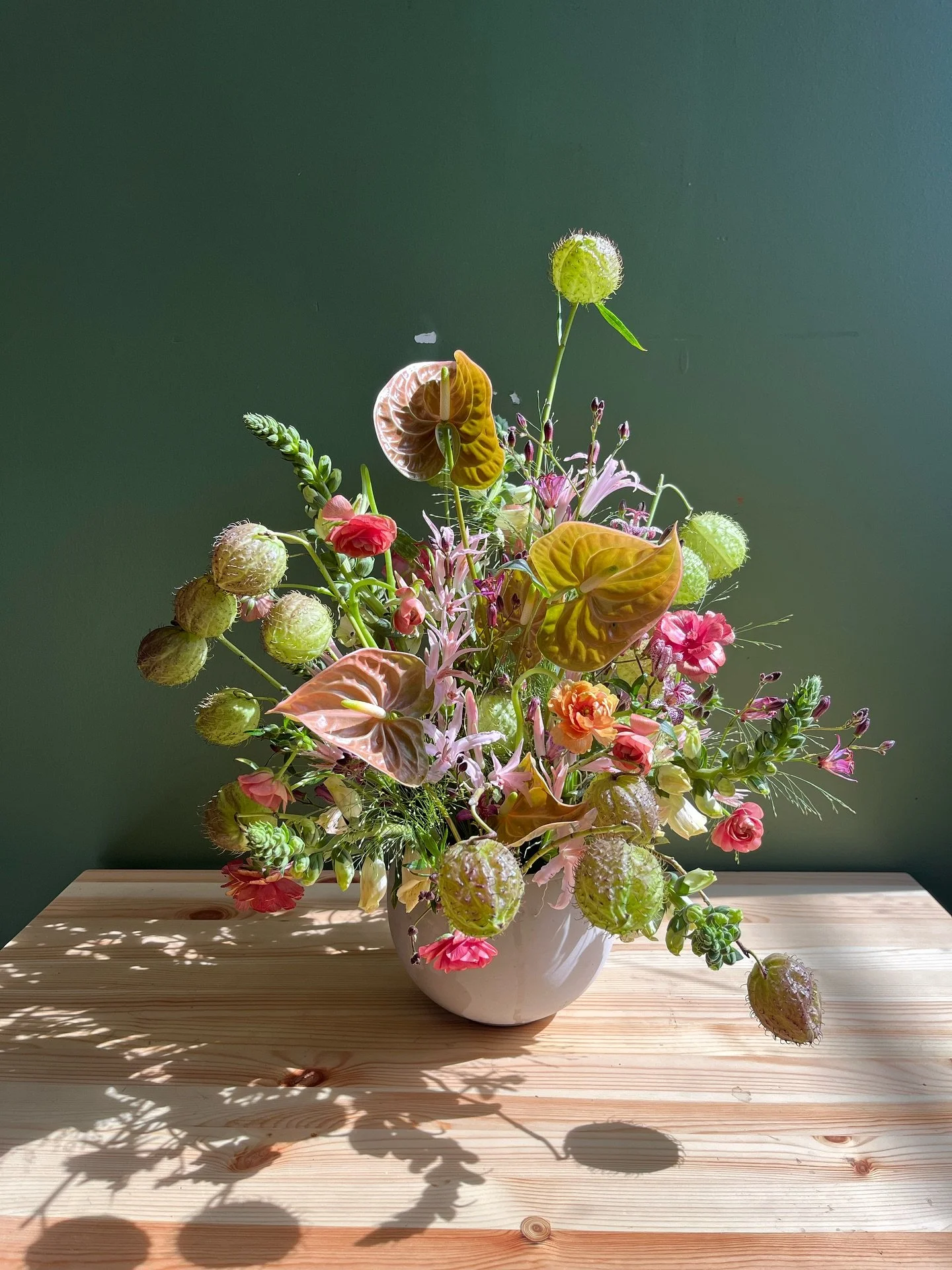 moments on her way home 🫶🏻

#florist #flowerarrangement #floristofinstagram #flowersofinstagram #eventflorist #modernflorals #visualdesign #porchflowers