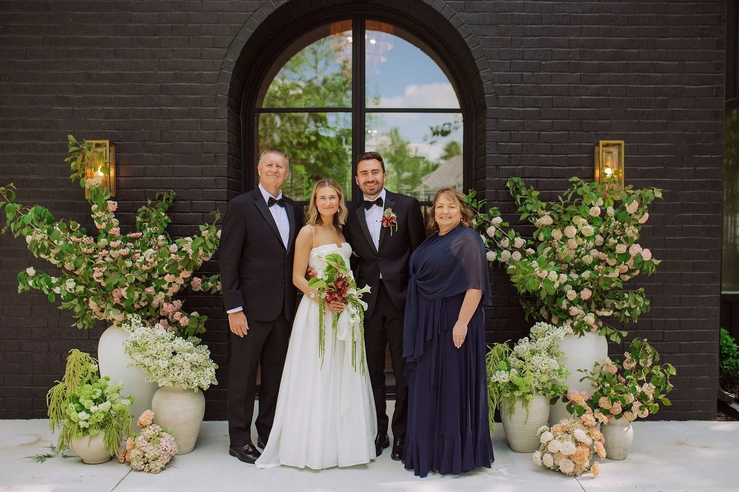 still dreaming about that perfect pink viburnum from @littlebroomfarm this past spring 💭

photo by @rickischeefphotography 

#florist #floristofinstagram #flowers #flowersofig #weddingsofinstagram #weddinginspiration #flowerinstallation #flowerinspi
