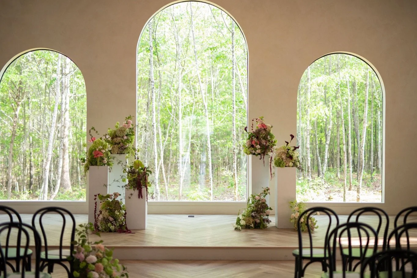 I love this time of year for so many reasons but I finally feel like I have a minute to go through galleries. 📸

venue: @themonroeon415th 
photo: @rickischeefphotography @mediadarlingphotography 

#weddinginspiration #flowerinspiration #weddingofins