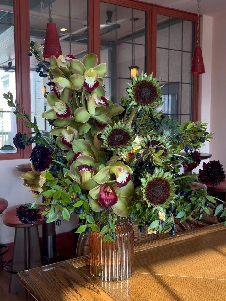 first arrangement of the new year 🍬 a lil something for the CUTEST new boutique hotel in Hillsboro Village.

#florist #flowerarrangement #visualdesign #eventflorist #brandactivation