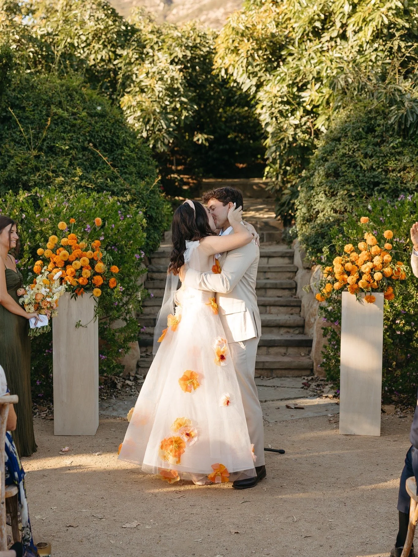 looking forward to being back at @theoceanviewfarm this summer with @homegrowneventco 🍊

perfect photos by @kamiarant !

#florist #weddinginspiration #flowerinspiration #visualdesign #porchflowers