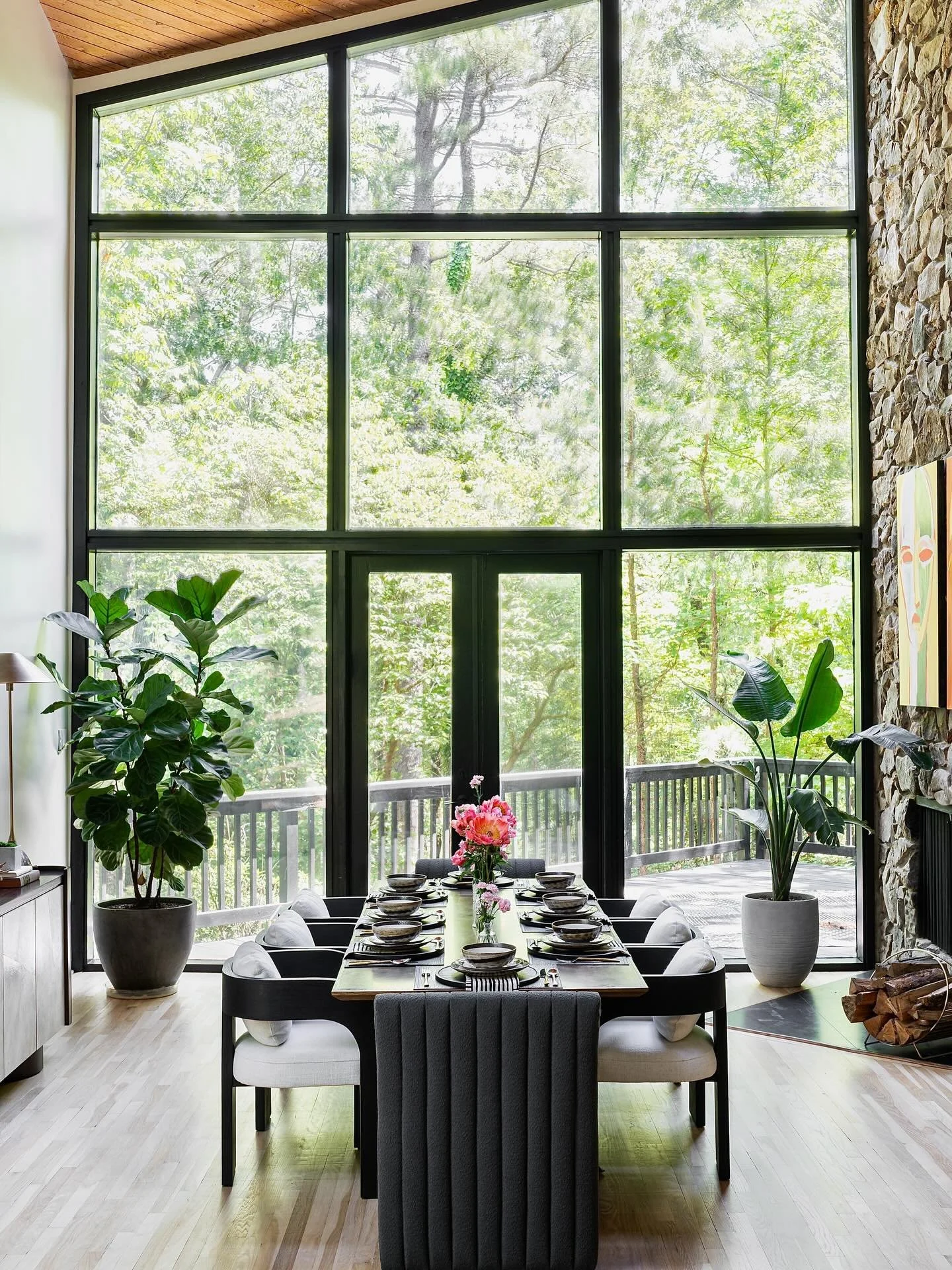 It&rsquo;s giving&hellip; modern treehouse dinner party?!🧚🏼&zwj;♀️
This 1970s home got a fresh new chapter&hellip; and now every meal feels like dining in the middle of the woods. 🌿🪵🌲
Natural light, timeless design, and a whole lot of heart went
