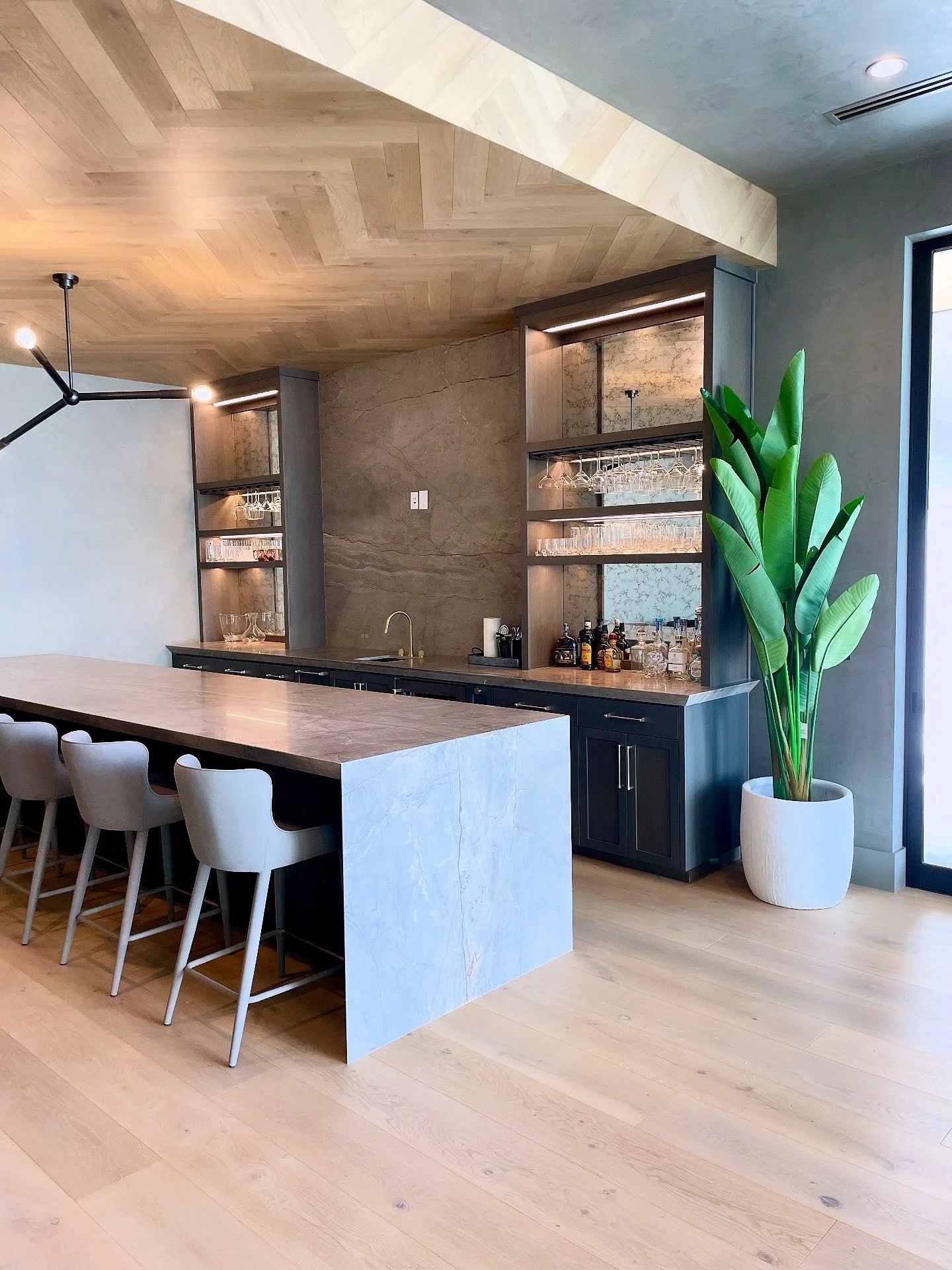 Love to entertain? Having your new home set up for you means you can host guests much quicker!

Visit our website to learn how our unpacking + organizing services can give you a smooth transition to your new space. 

Builder: @ltb_design_build 
.
.
.