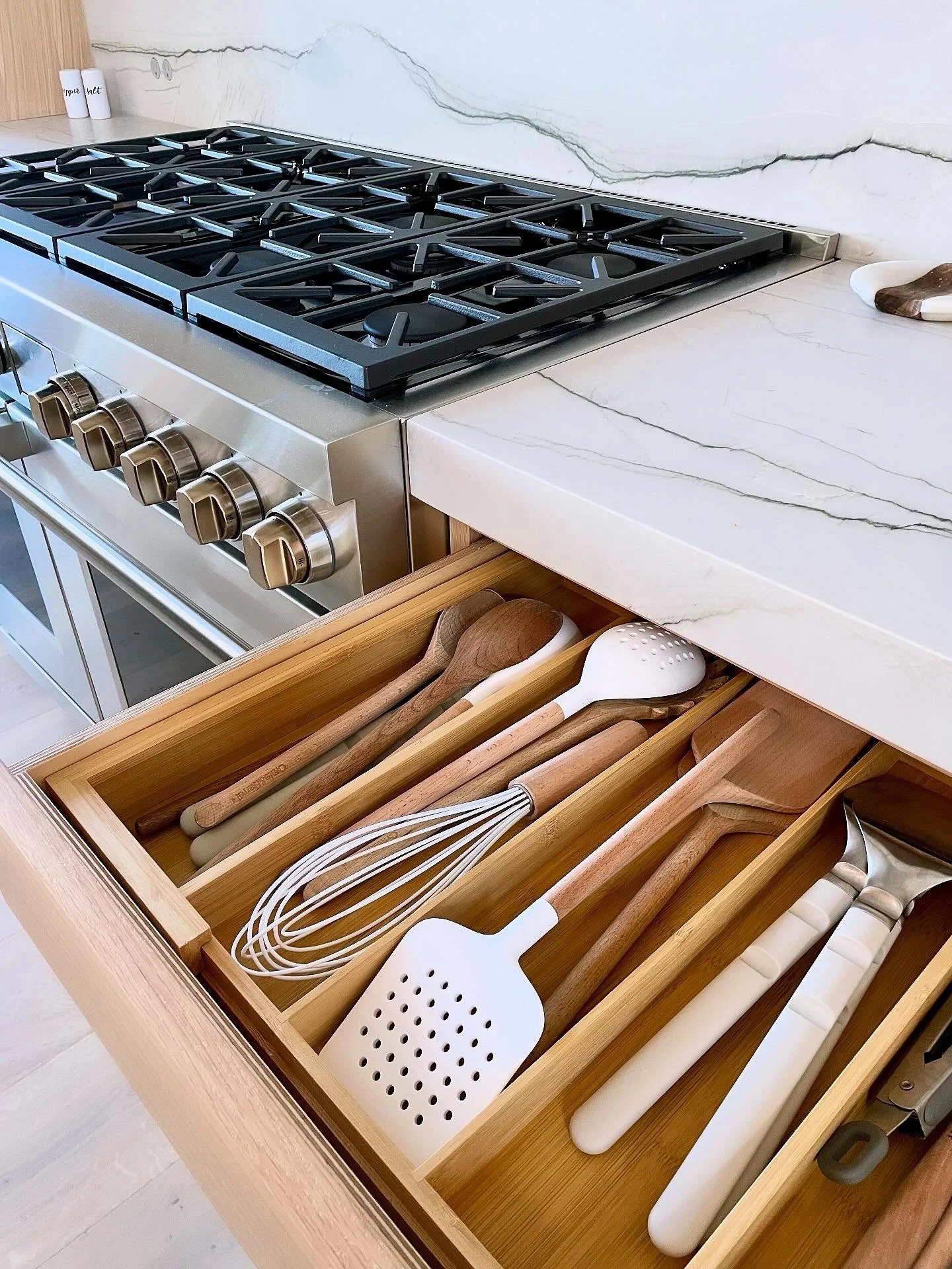 Looking to be intentional about every drawer and cabinet in your new home? Our unpacking + organizing services are for you! We handle all the details, so you can come home to a beautiful space and enjoy it immediately. 

Visit our website to book a c