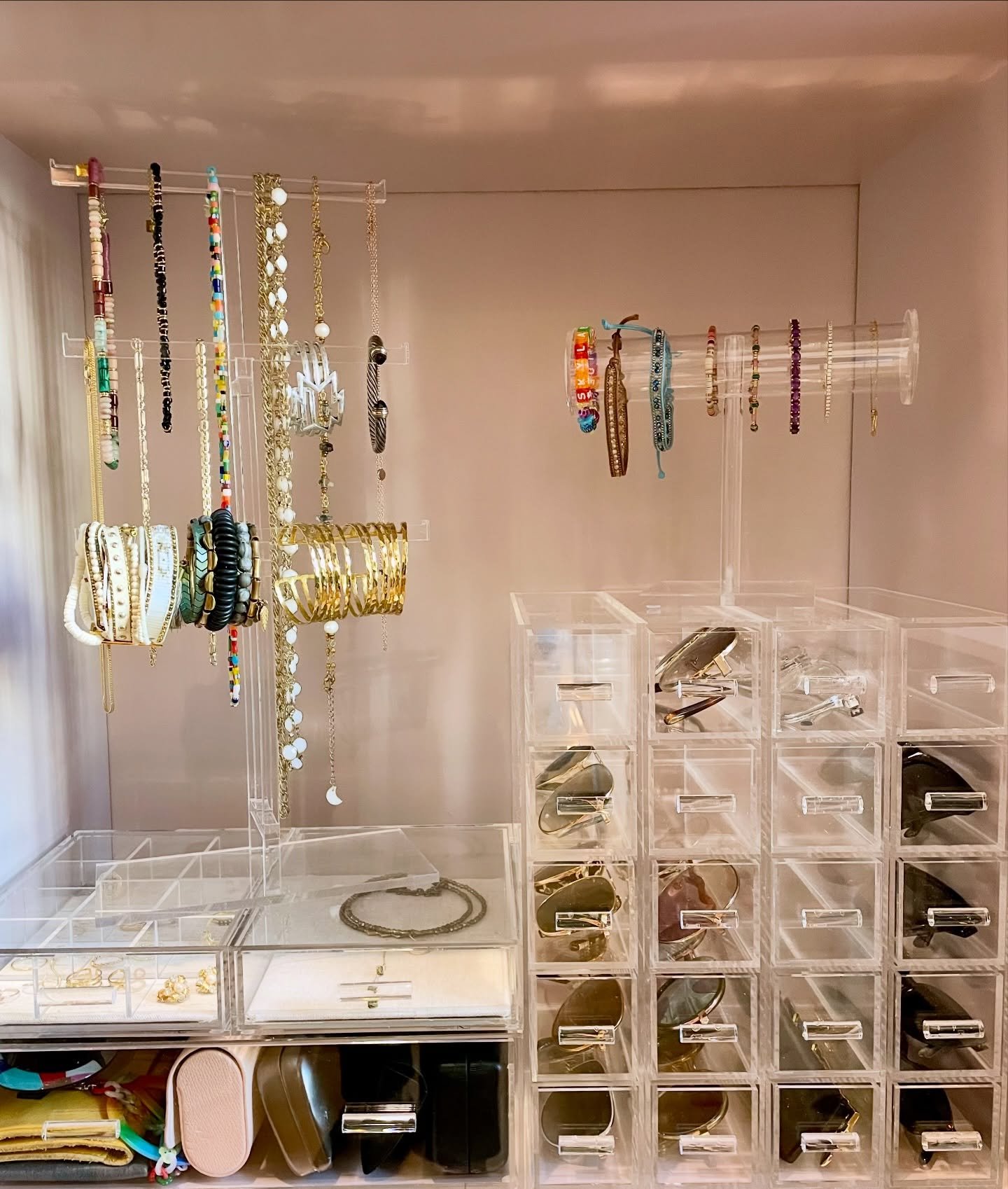 An accessory station where you can see everything you have 🤩 We loved setting up these acrylic organizers for jewelry and sunglasses in this fun closet! 

Send this to someone who loves to accessorize! 🕶️💍
.
.
.
.
#settledinsoundly #closetorganiza