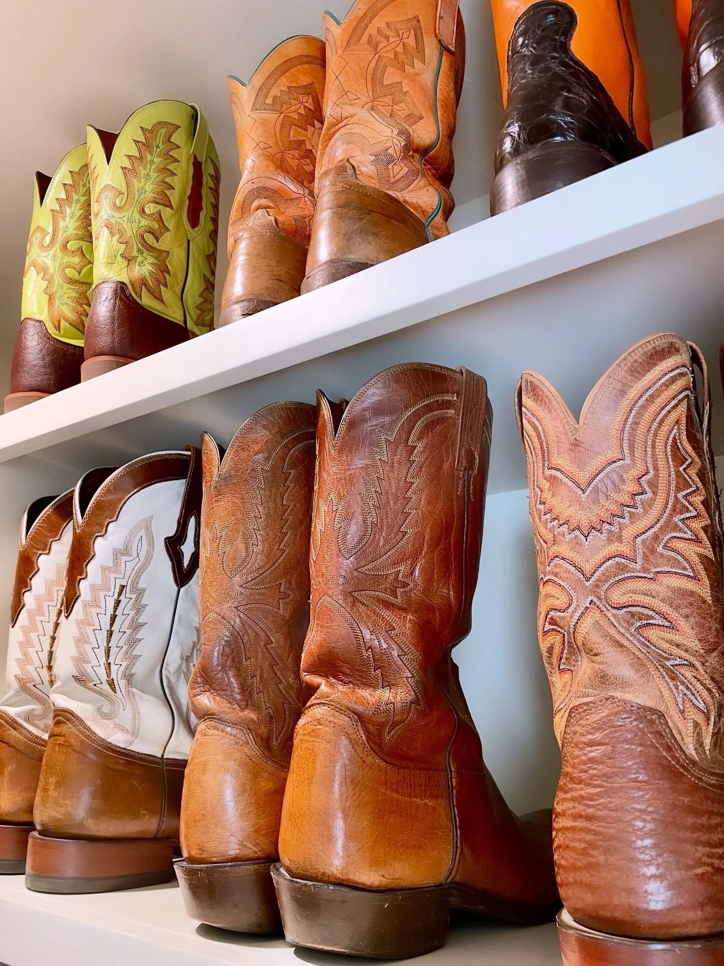 Stepping into a busy week with an organized closet is such a good feeling! 

Send us a DM if you want to start your Mondays like this 🥰
.
.
.
.
#settledinsoundly #closetgoals #austinprofessionalorganizer #austintexas