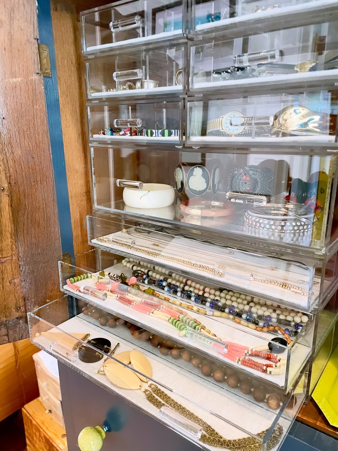 You&rsquo;ll wear more of your jewelry if you can see what you have 🥰 We love these acrylic drawers with linen liners for showcasing necklaces, bracelets, rings, and earrings! 
.
.
.
.
#settledinsoundly #austinprofessionalorganizer #jewelrycollectio