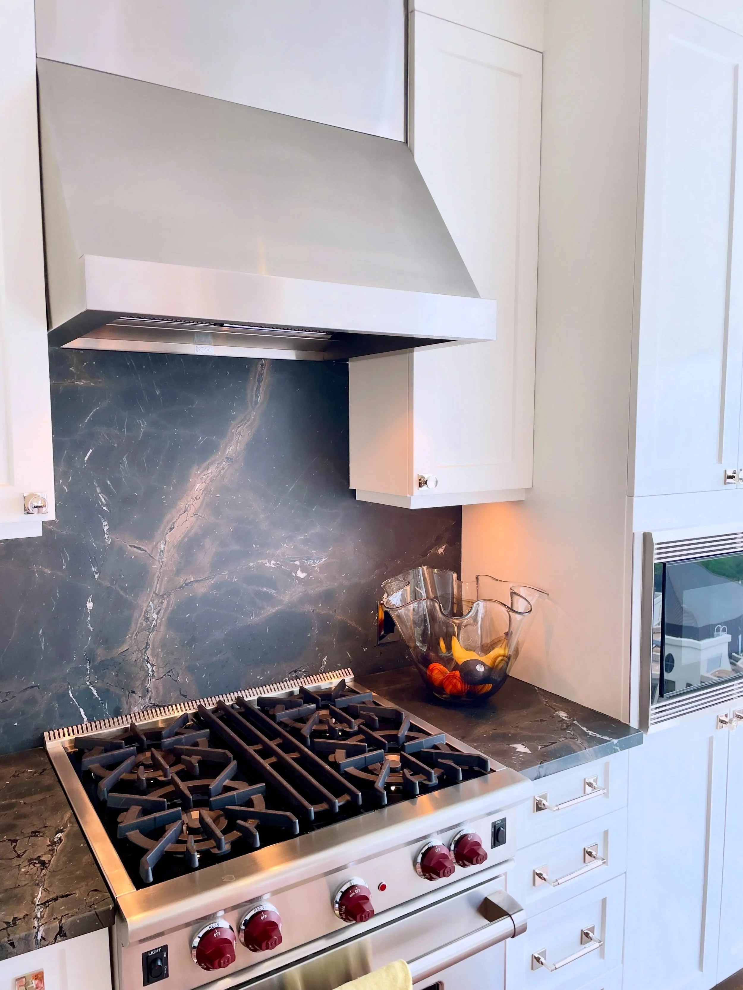 Fall in love with cooking again in your newly organized kitchen 😍 We loved organizing this beautiful downtown condo to help our client feel settled in soundly! 
.
.
.
.
#settledinsoundly #downtownaustintx #professionalorganizer #fourseasonsaustin