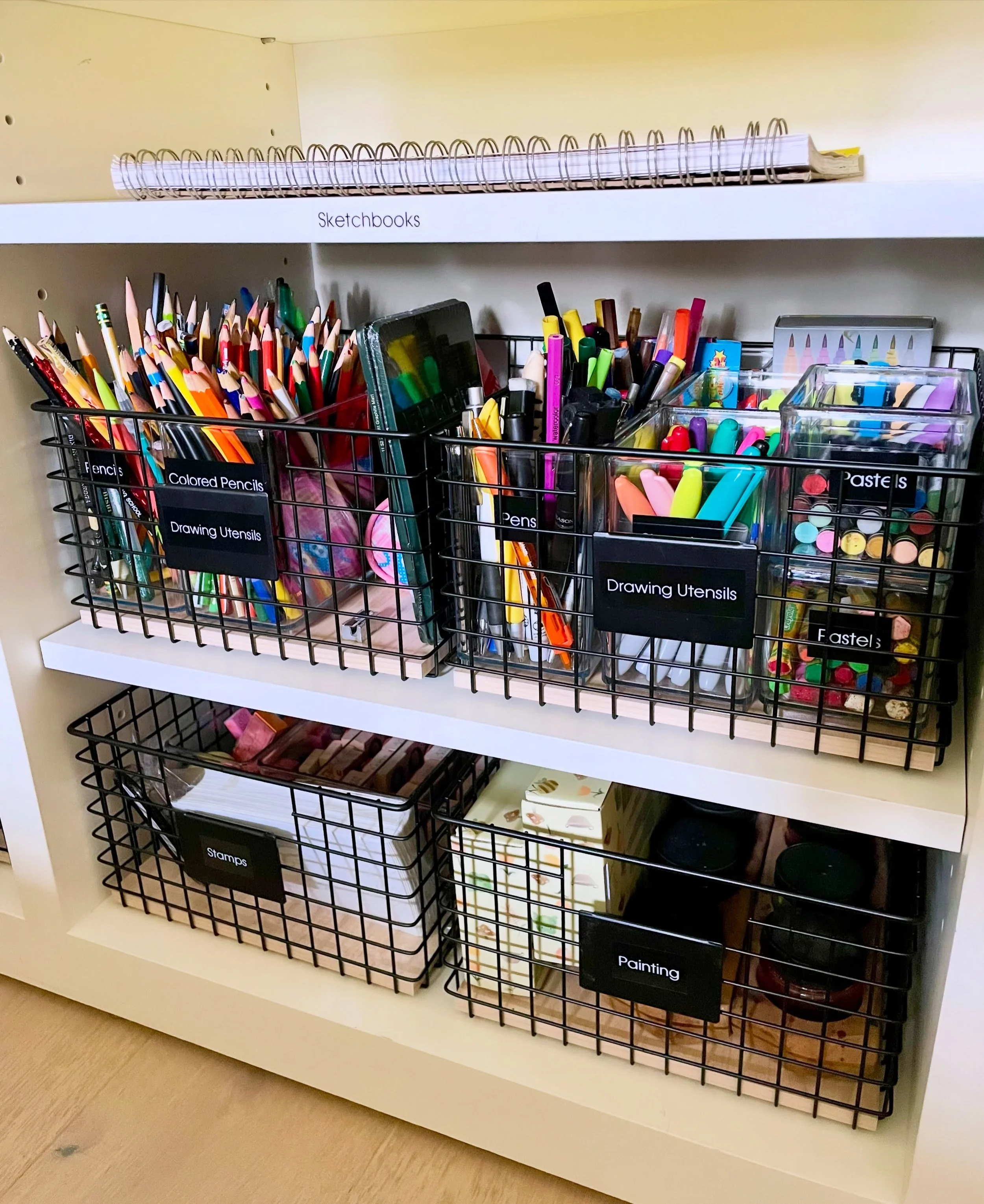 Feeling crafty 🎨🖌️🫟 This arts &amp; crafts section of the playroom holds everything the client&rsquo;s kids need to express their creativity! Wire baskets are a great alternative to plastic when you want to see everything inside a bin. 
.
.
.
.
#s