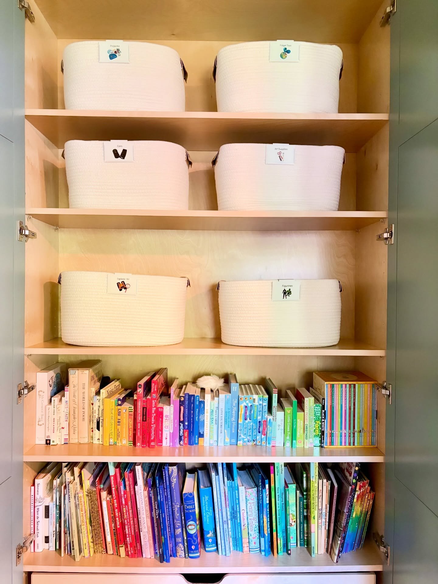 Making this home move-in ready for a sweet young family! We added soft rope baskets with photo labels to their son&rsquo;s playroom so he can stay organized even though he can&rsquo;t read yet 🥰📚🧸

Builder: @simplyhomeaustin 
.
.
.
.
#settledinsou