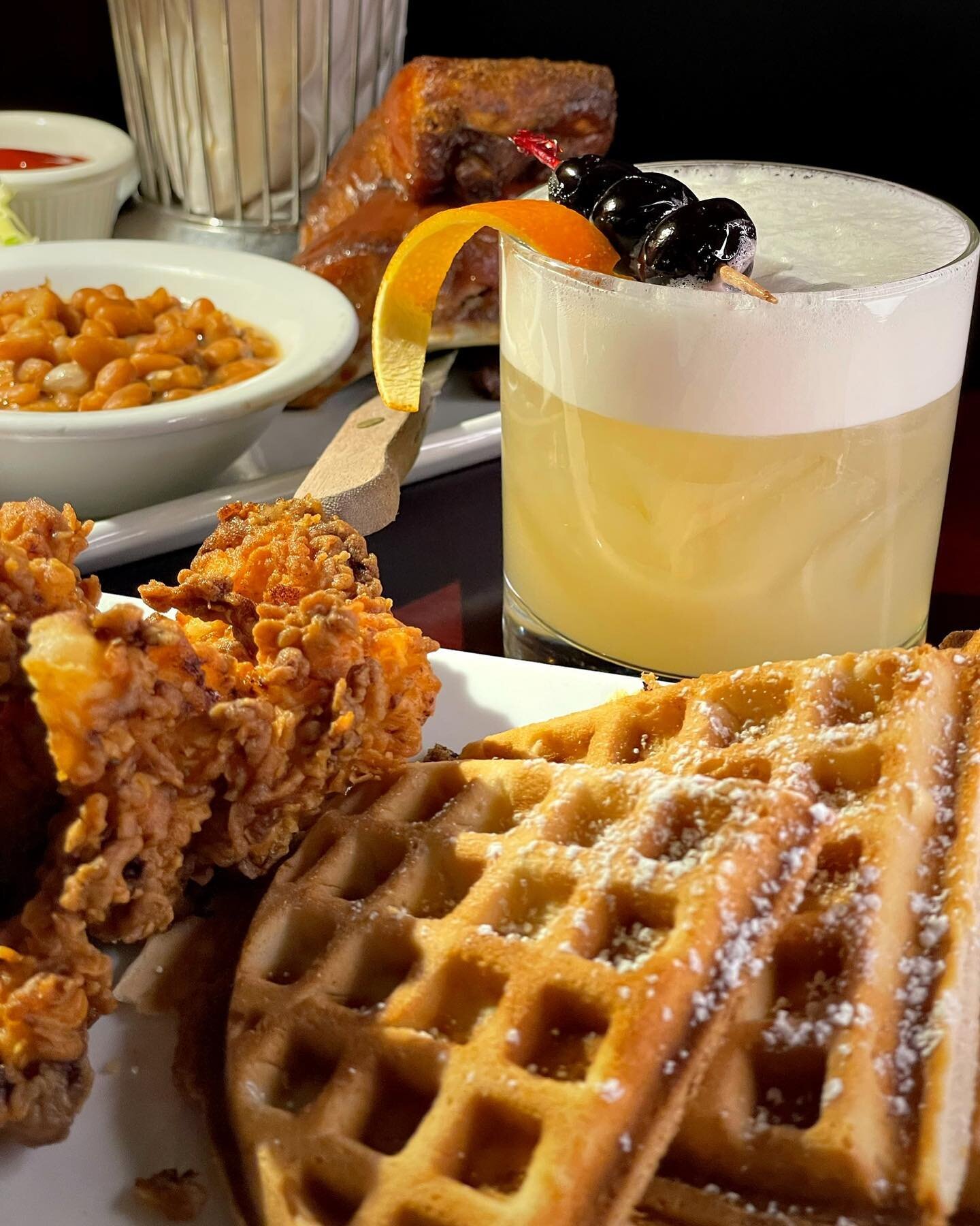 Weekends were made for brunching! Come in today to try our delicious Chicken and Waffles😍🥳🥂 #engineco28 #enginecono28 #dtla #dtlarestaurant #dtlafoodie #brunch #chickenandwaffles