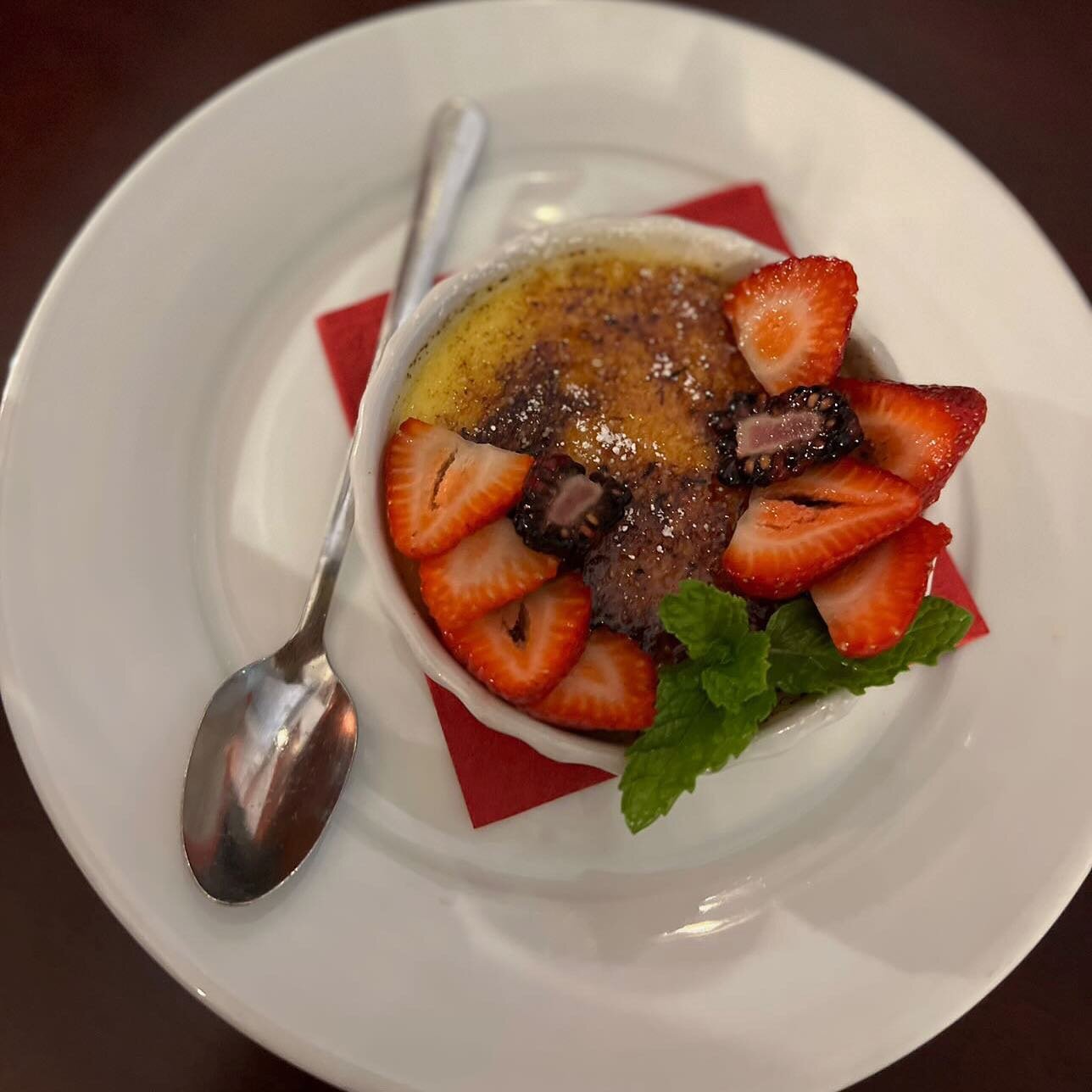 It&rsquo;s the start of the weekend and you deserve to treat yourself to one of our delicious Cr&egrave;me Br&ucirc;l&eacute;e 🤩🥳 #cremebrulee #enginecono28 #engineno28 #dtla #dtlafoodie #dtlarestaurant