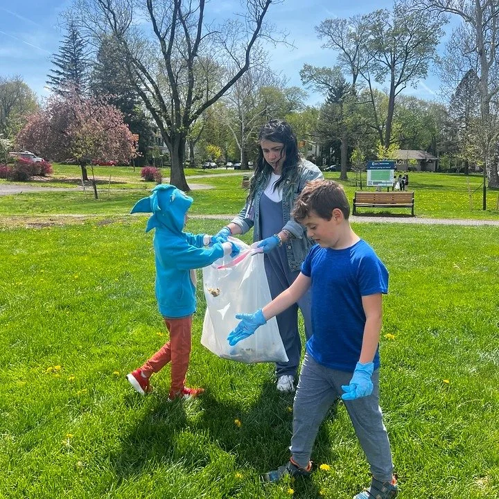To celebrate and bring awareness to EARTH DAY the kids headed to their favorite park &mdash; and instead of just playing in it, they took care of it. 🌿 Bags in hand, smiles on their faces, they picked up trash and showed the Earth a little love.

Tu