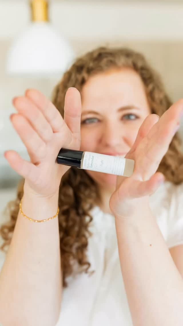This little bottle is our powerful facial moisturizer! ππ»
β¨ Formulated with Jojoba Oil, which mimics your skin’s natural oils to moisturize without clogging pores.
β¨ Packed with Vitamin E Oil to protect, hydrate, and heal, leaving skin smoo