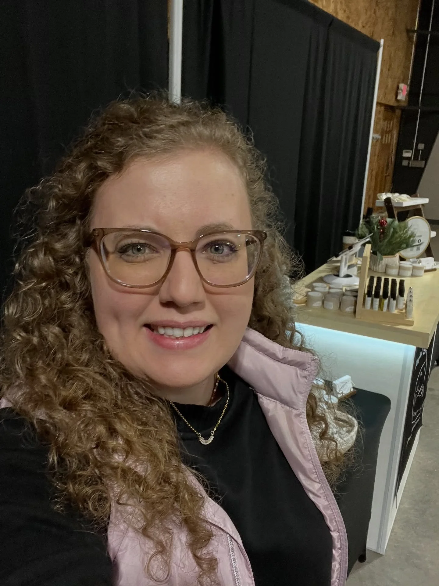 Last day at the Boutiques at the @barnfestival ๐ค
Perfect Sunday for a hot coffee and shopping! ๐
We are only here until 5:00 today. ๐
.
.
.
#reflectlightcompany #rlc #naturalskincare #shopping #shopsmallbusiness #shoplocal #supportsmallbusiness #