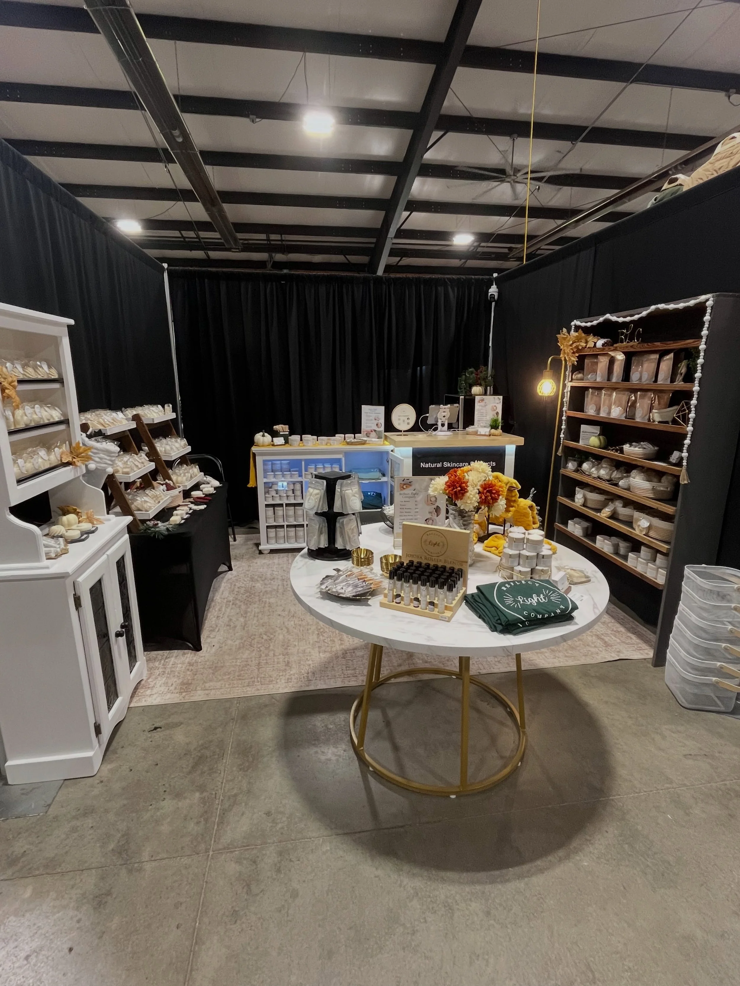 Boutiques at the @barnfestival day 2! 🍁
Saturday I&rsquo;m here until 6pm then Sunday 10-5! 🤍
It&rsquo;s a gorgeous fall morning in Hastings, NE and I&rsquo;ve already done a little shopping from a couple of the 20+ vendors here&hellip; and there i