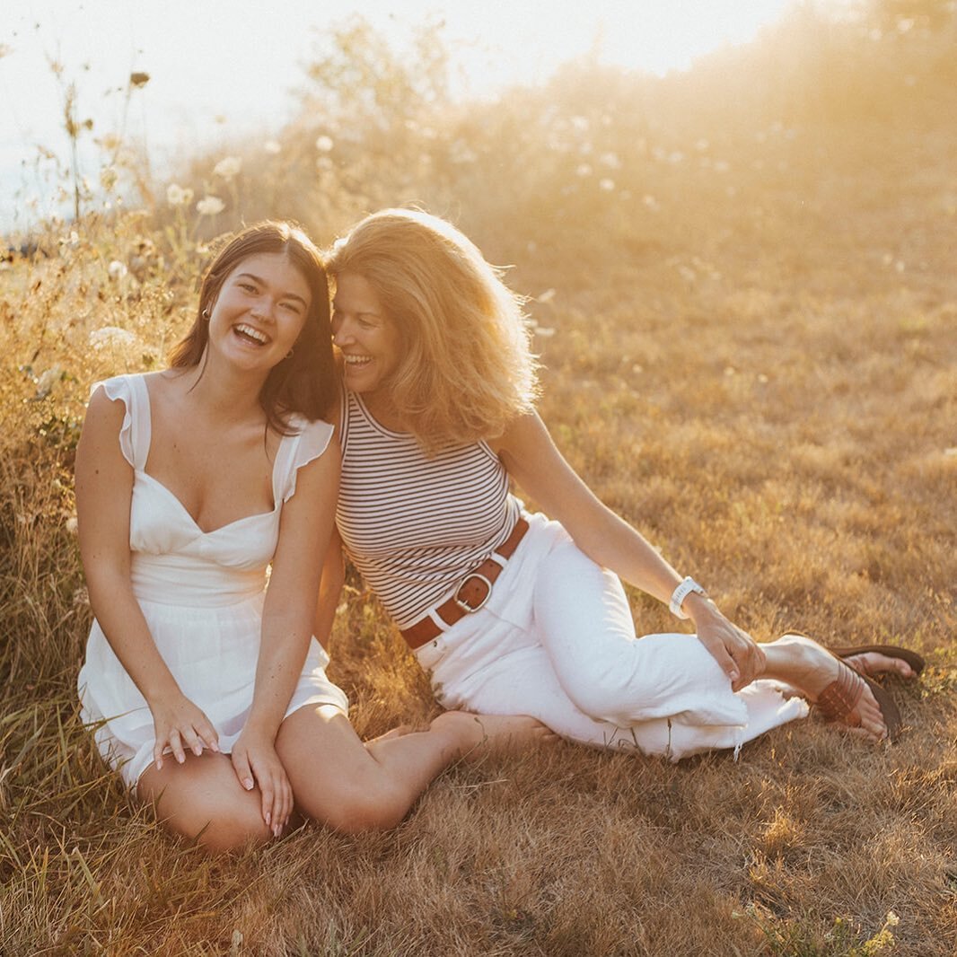 This one is for the moms 💞 New offering this year for a mother daughter moment to celebrate you both. More info on: seattleseniorphotos.com 💌 
#seattleseniorphotographer #seattleseniorportraits