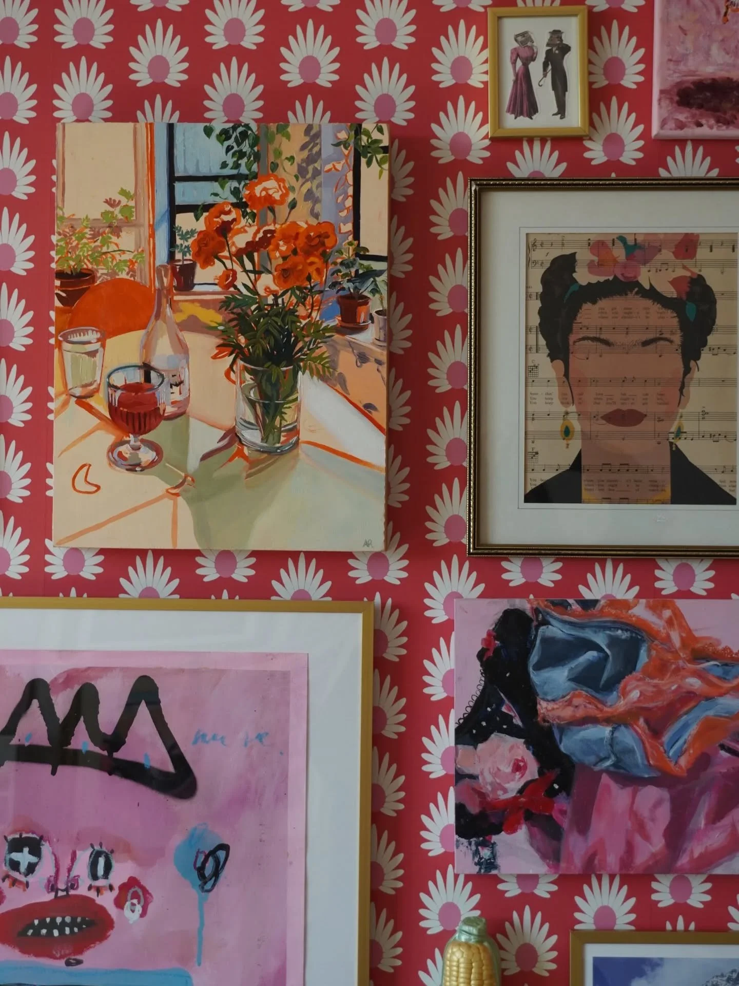 A moment of gratitude for the space I spend most of my time in. I can't believe that I questioned if I wanted to put this wallpaper up or not but I'm so happy I did! I'm still in the works of doing the final pieces of it, but I love spending time her