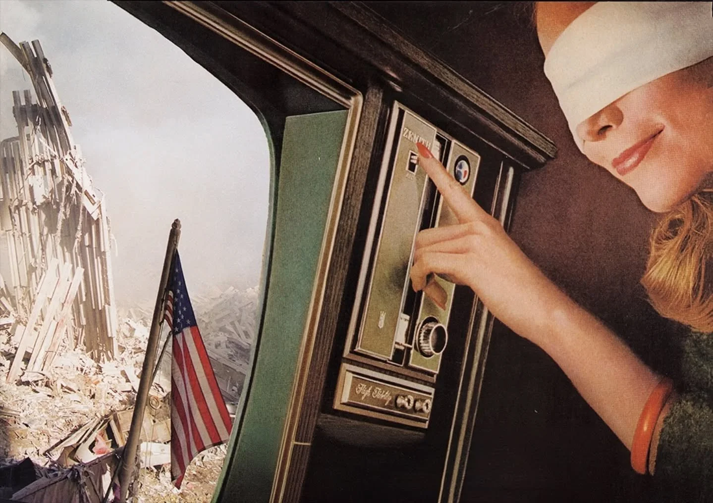 #februllage2026 PROMPT: OBLIVIOUS 🙈

As soon as I saw this photo I knew they'd go well together, the light tones match the color that lights up her face so well. I tried to figure out what she was going to be "oblivious" to, and I thought 