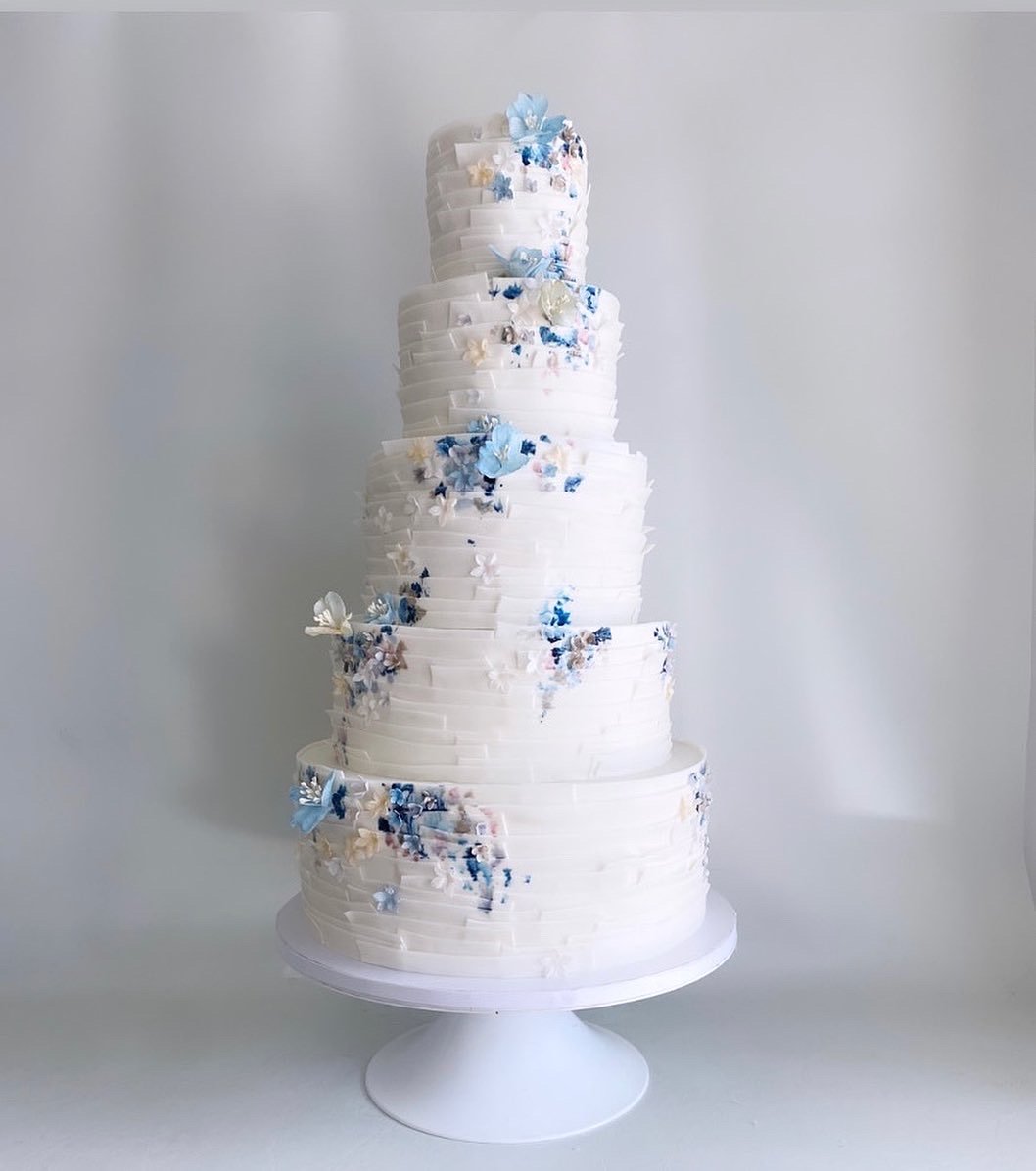 Wafer paper lines with delicate wafer flowers