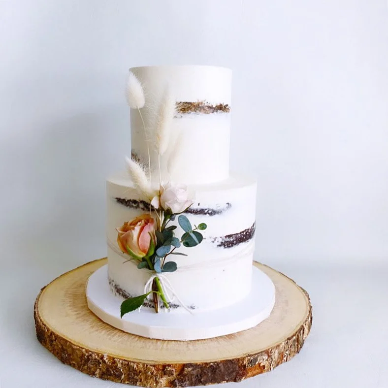 Semi-naked design with fresh and dried flowers