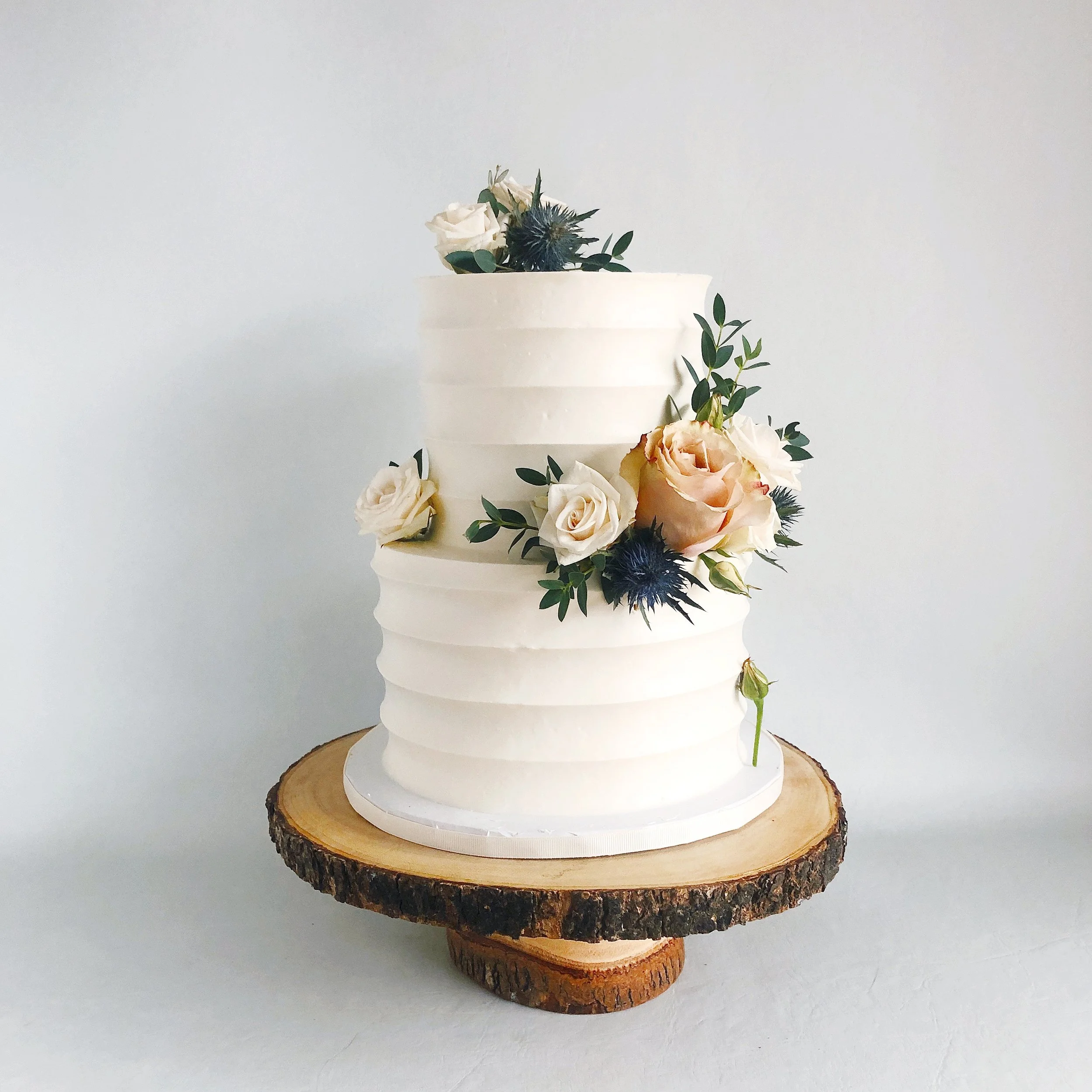 Pallet knife buttercream design with fresh flowers