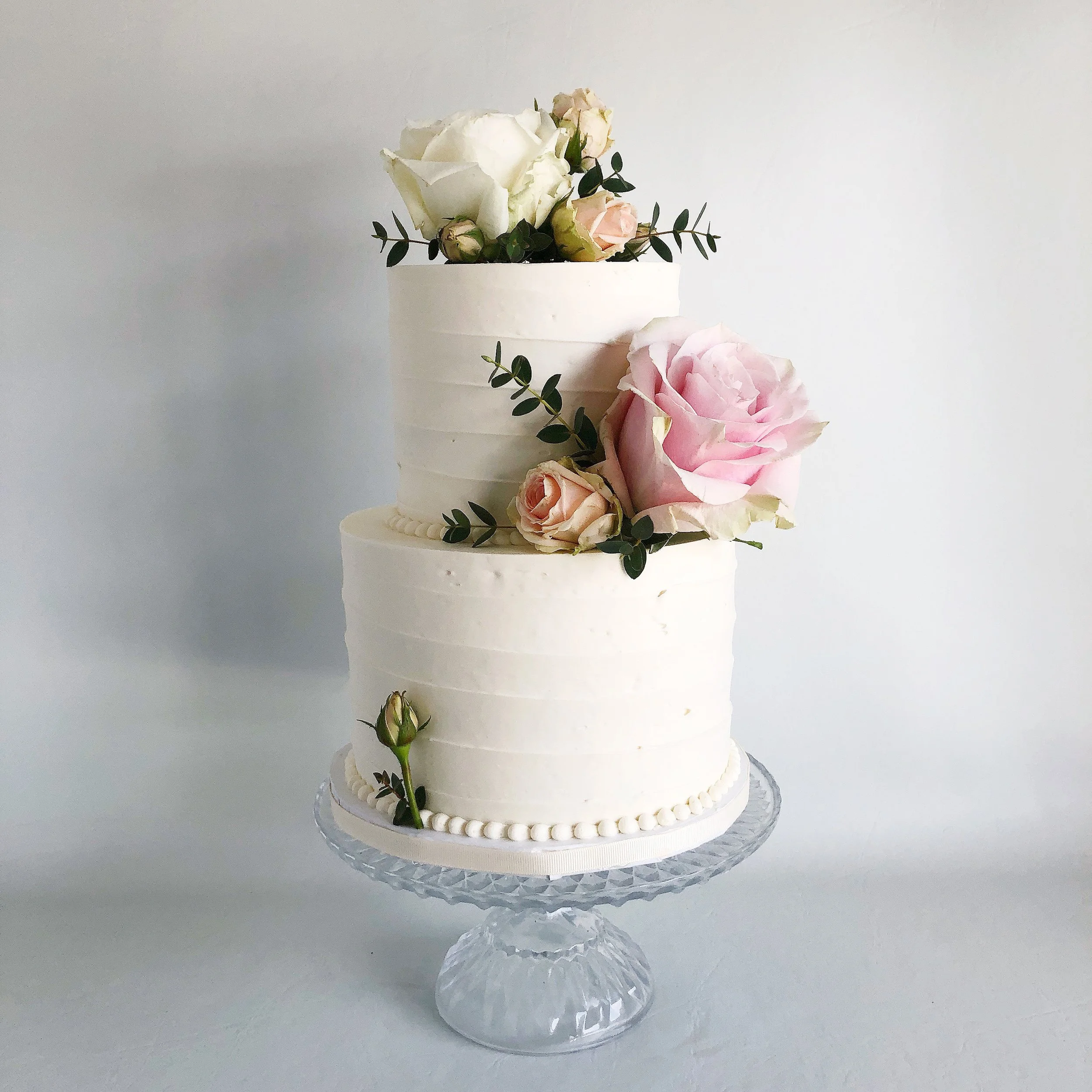 Pallet knife design with buttercream pearls and fresh flowers