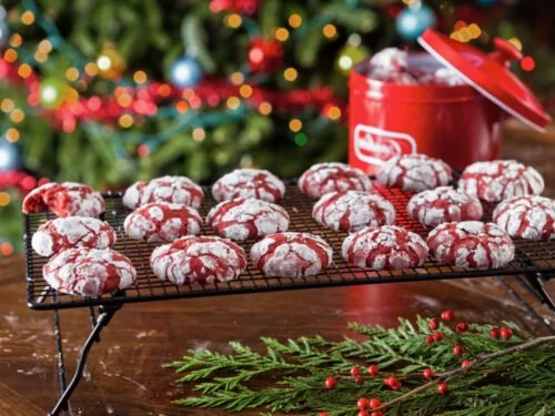 red-velvet-crinkle-cookies-2-e1671394593849-500x375.jpg
