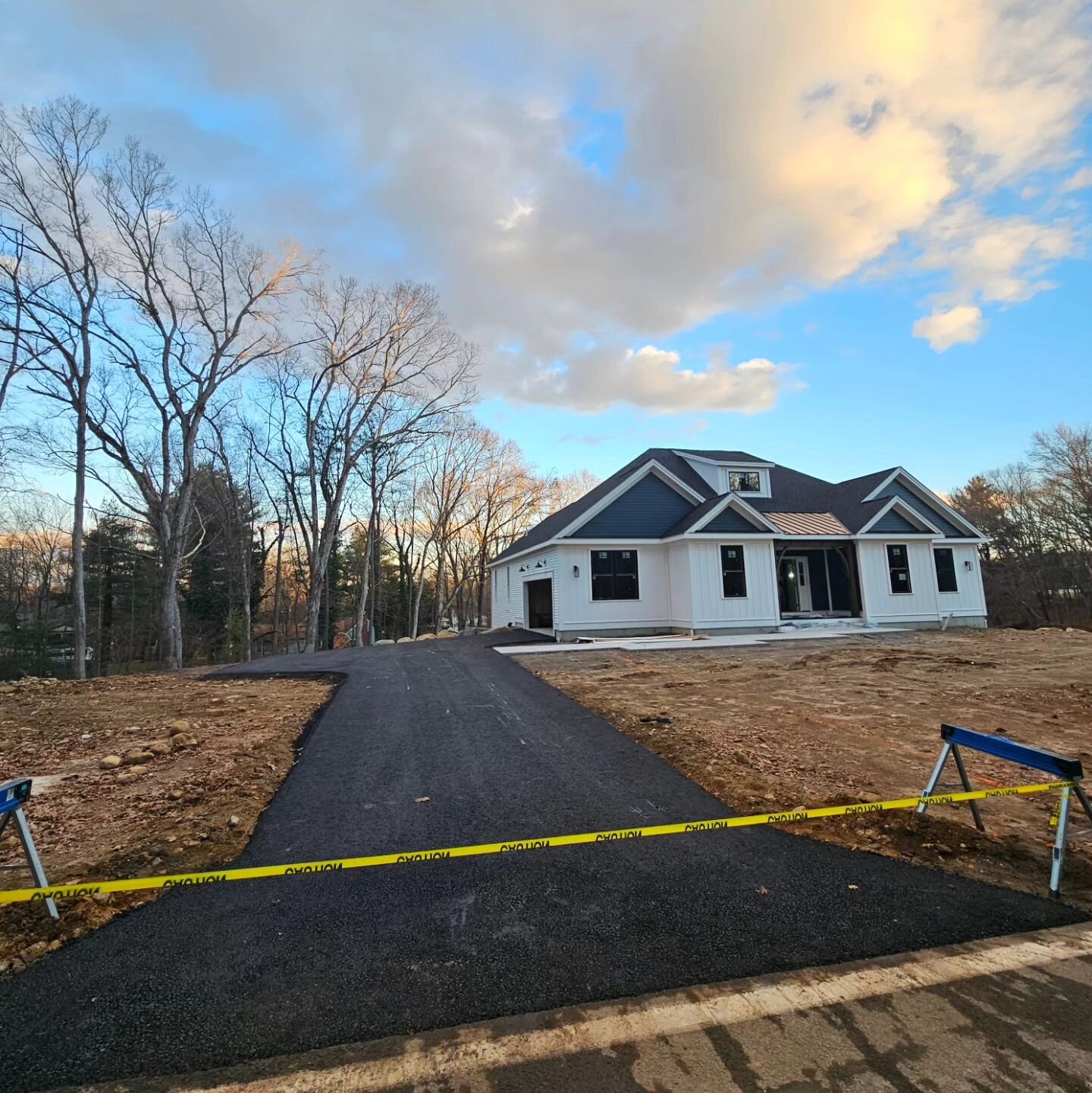 ⚠️ Another new construction Build project we installed a Binder Coat on this one today in Johnston, Rhode Island ⚓️
.
.
.
.
.
#tcopaving #pavingri #raisedonblacktop #rhodeisland