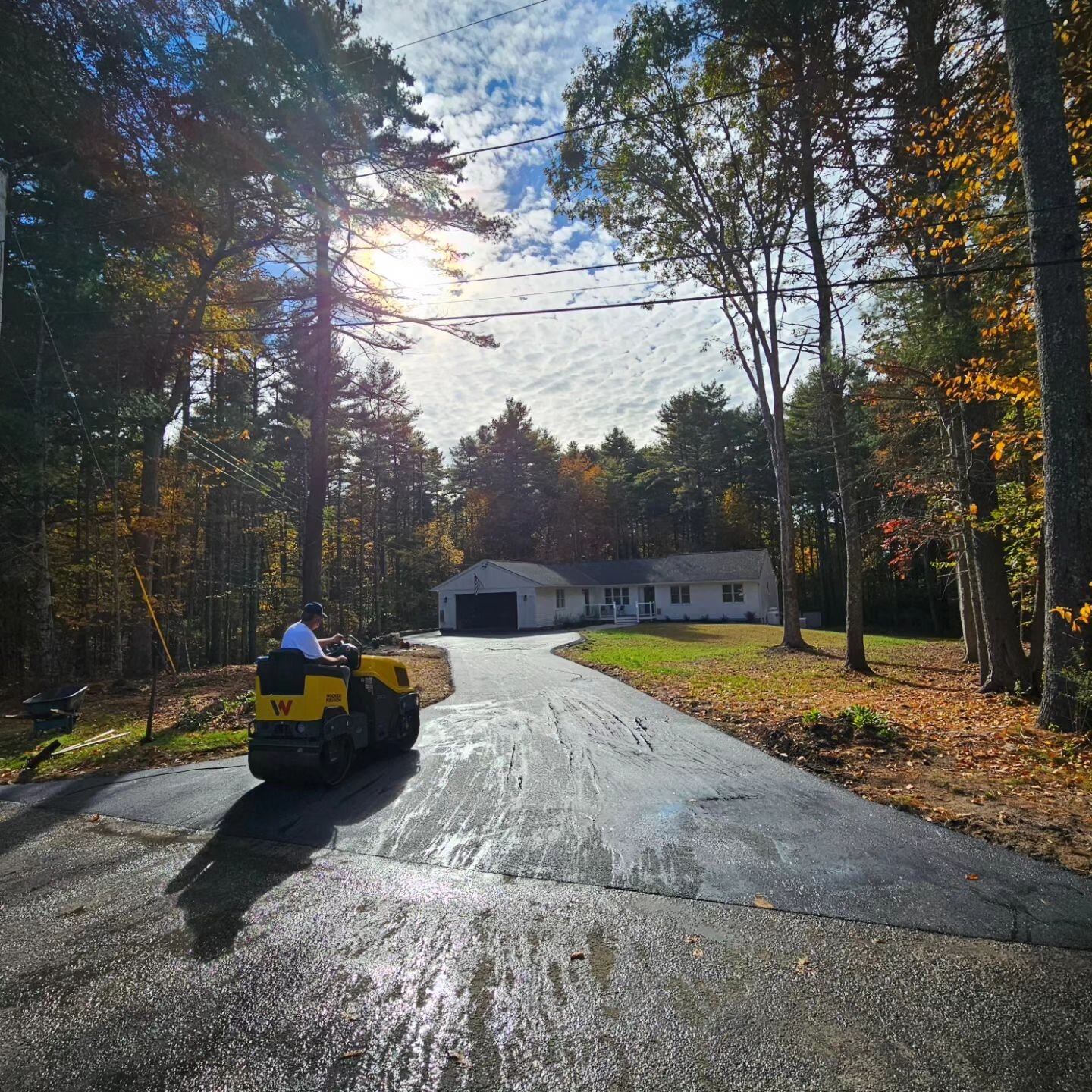 Nice warm #fall day in New England ☀️ today's job in Hope Valley, Rhode Island 
.
.
.
.
.
#tcopaving #pavingri #rhodeisland #raisedonblacktop