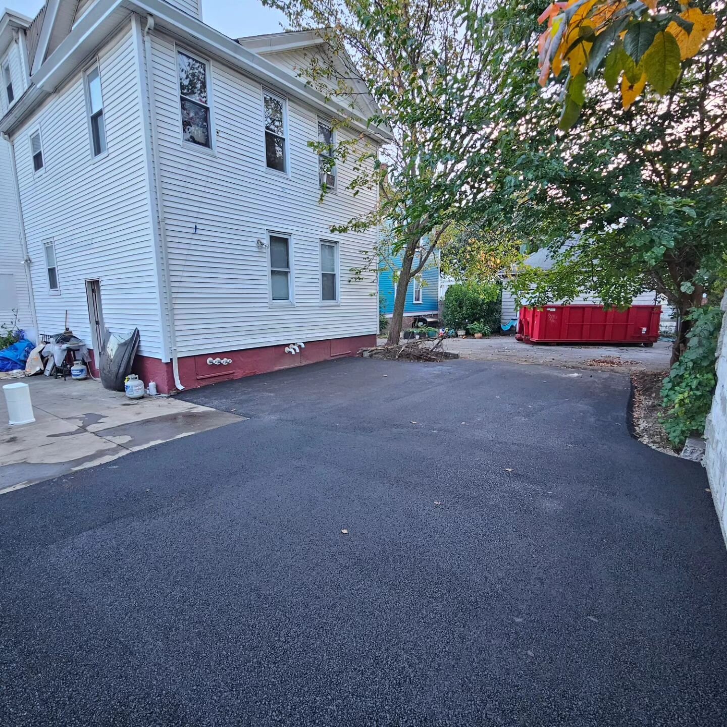 Backyard Paving in Providence Friday.  SWIPE ⏩️ To see the process from start to Finnish ⚠️
.
.
.
.
.
#tcopaving #pavingri #raisedonblacktop #rhodeisland