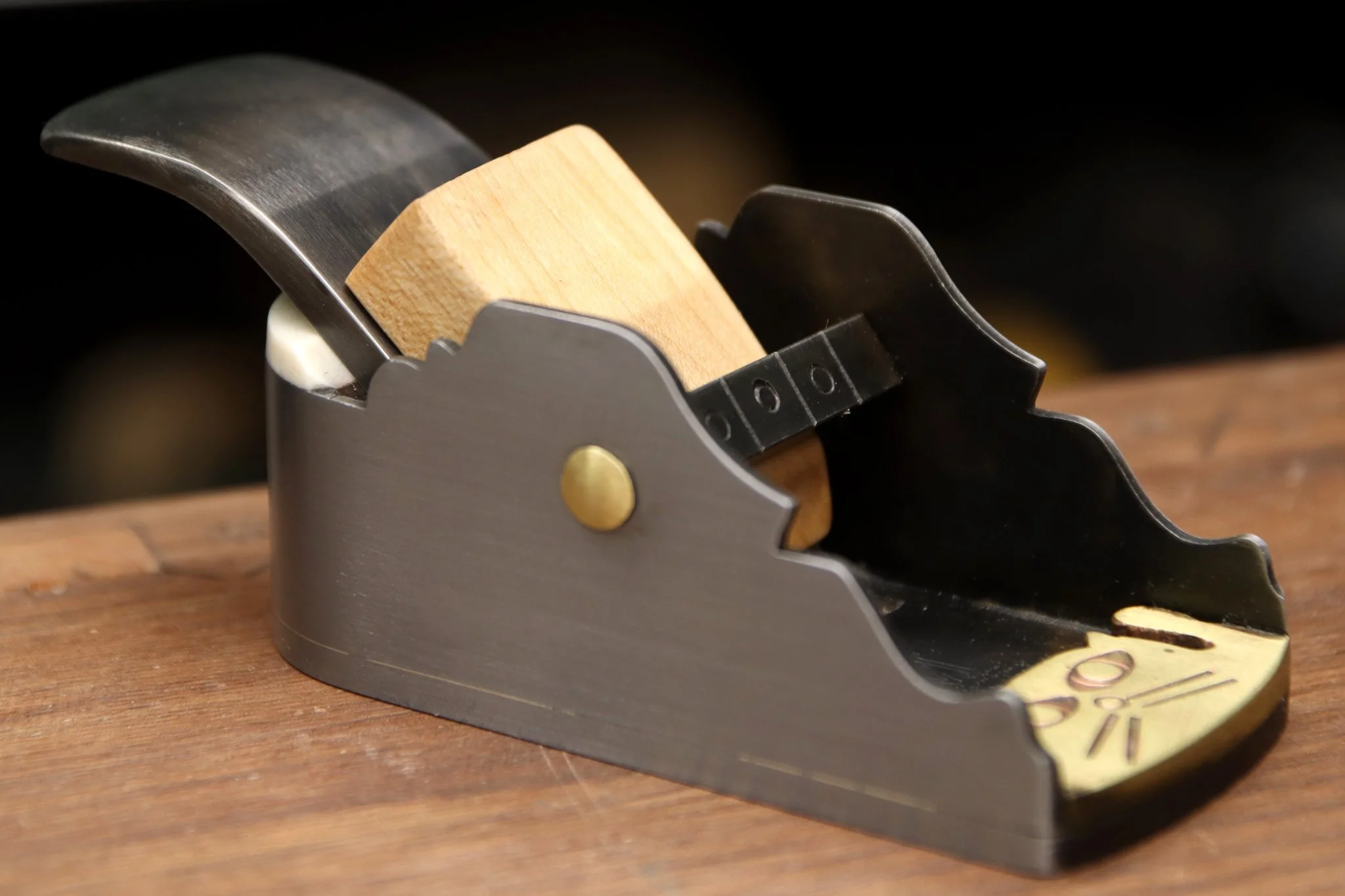 Block plane with a cat head decoration