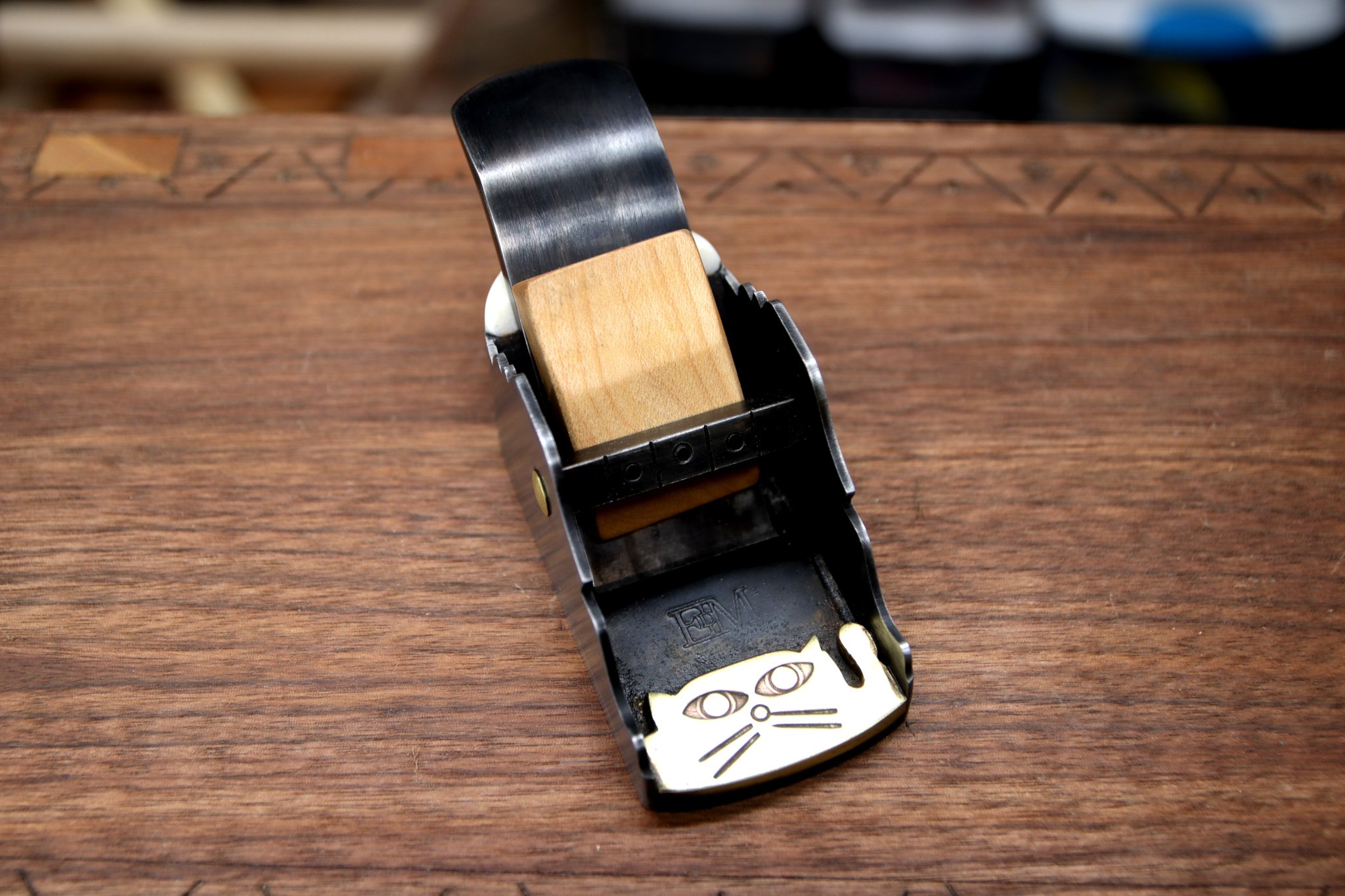 Block plane with a cat head decoration