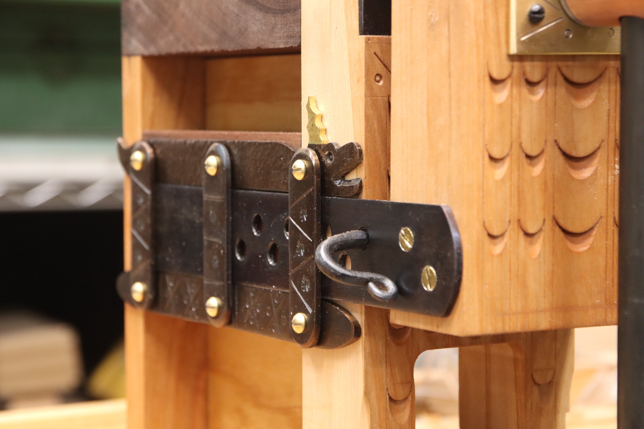 Dragon head vise hardware