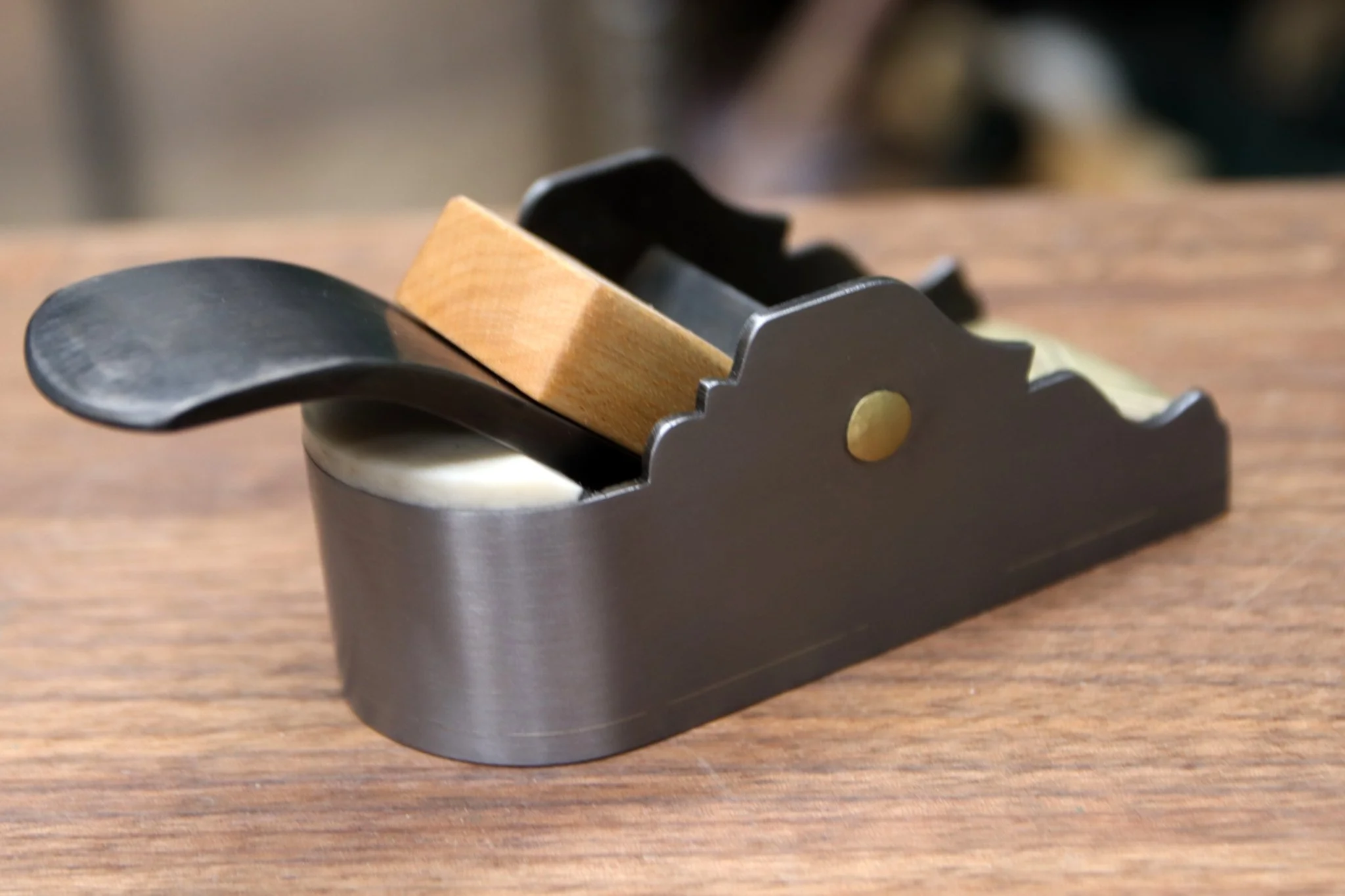 Block plane with a cat head decoration